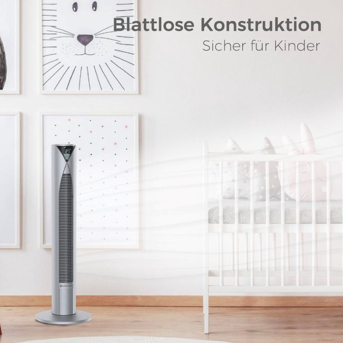 Ein silberner Ventilator mit modernem Design, vor einer weißen Wand platziert.