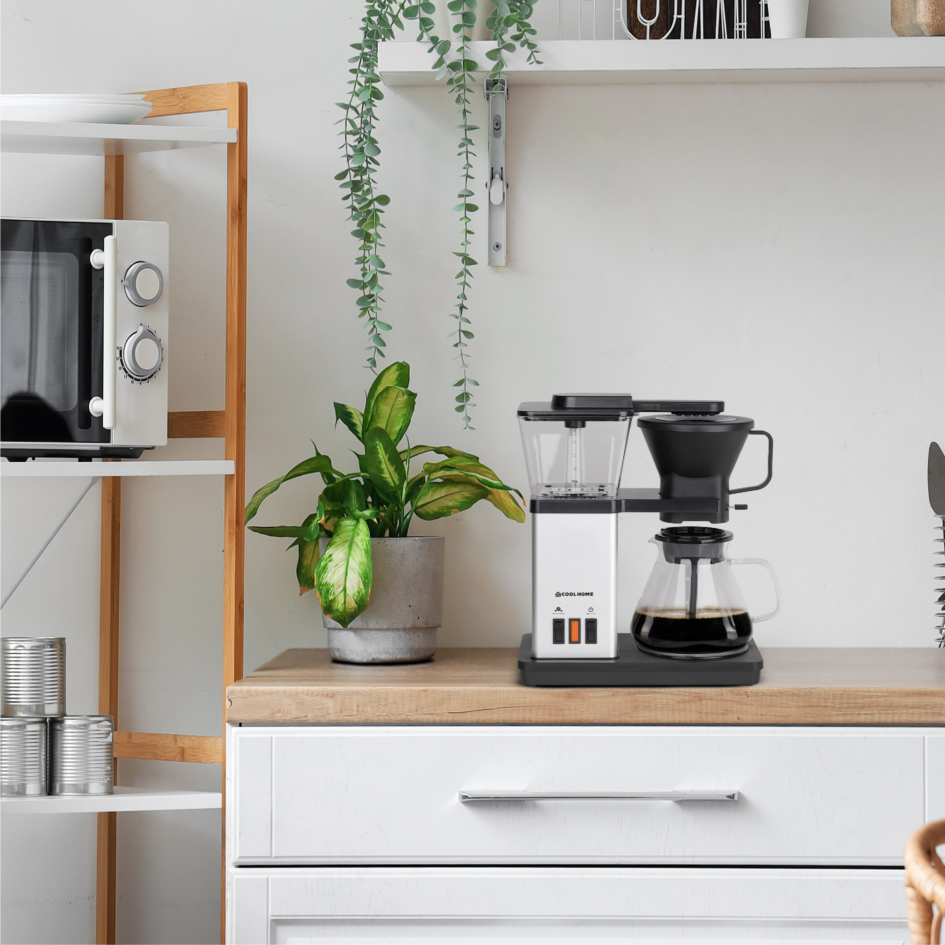 Keuken met een wit koffiezetapparaat, plant en andere items op een houten aanrecht.