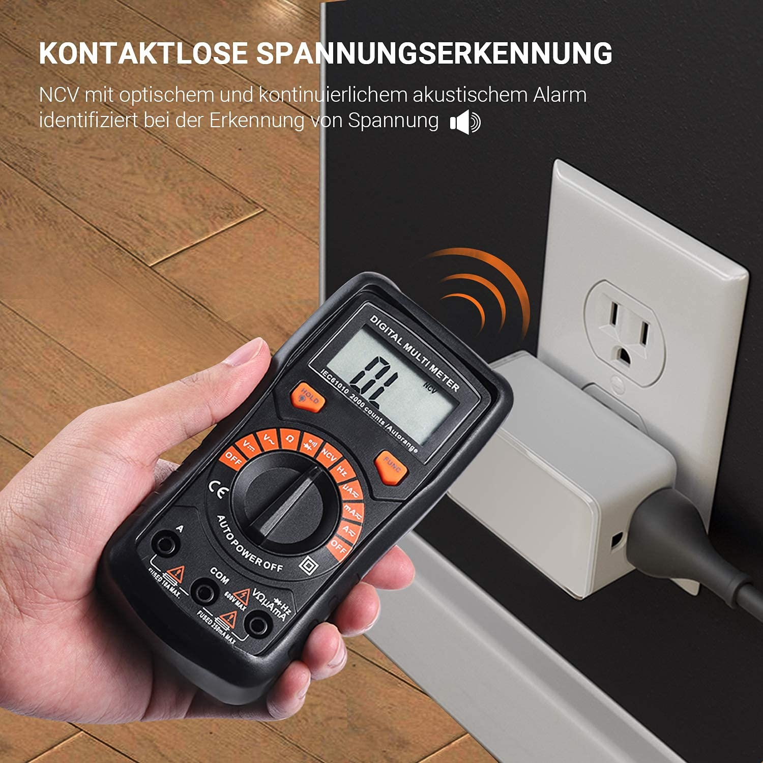 Hand hält Multimeter in Nähe von Steckdose und Stecker, Spannungstest.