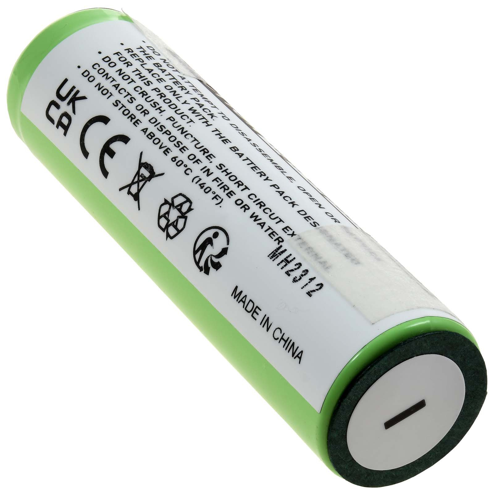 Una batería cilíndrica verde y blanca con una etiqueta blanca y símbolos de advertencia.