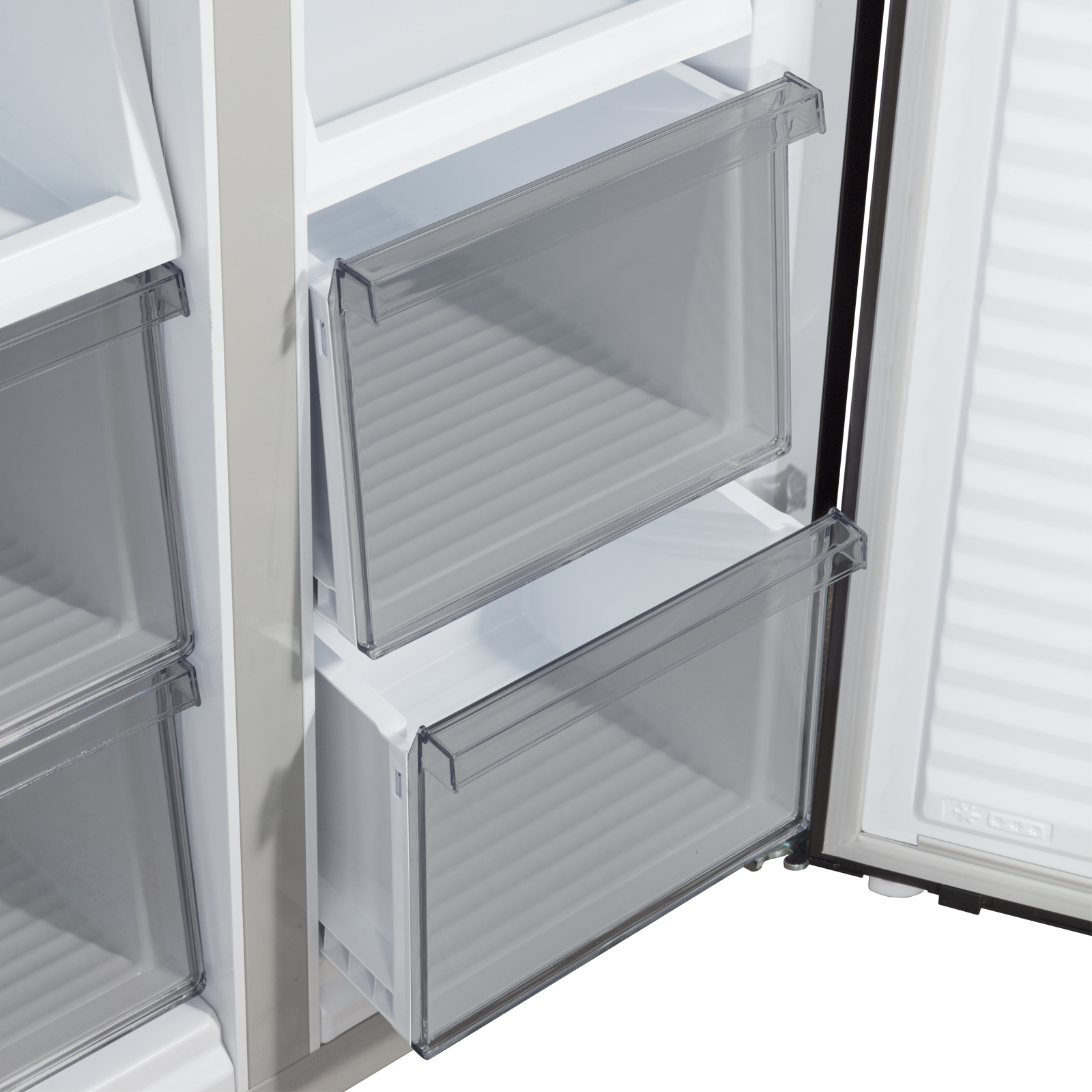 Interno di un frigorifero. I cassetti sono trasparenti. Interno bianco e grigio. La porta del frigorifero è aperta.