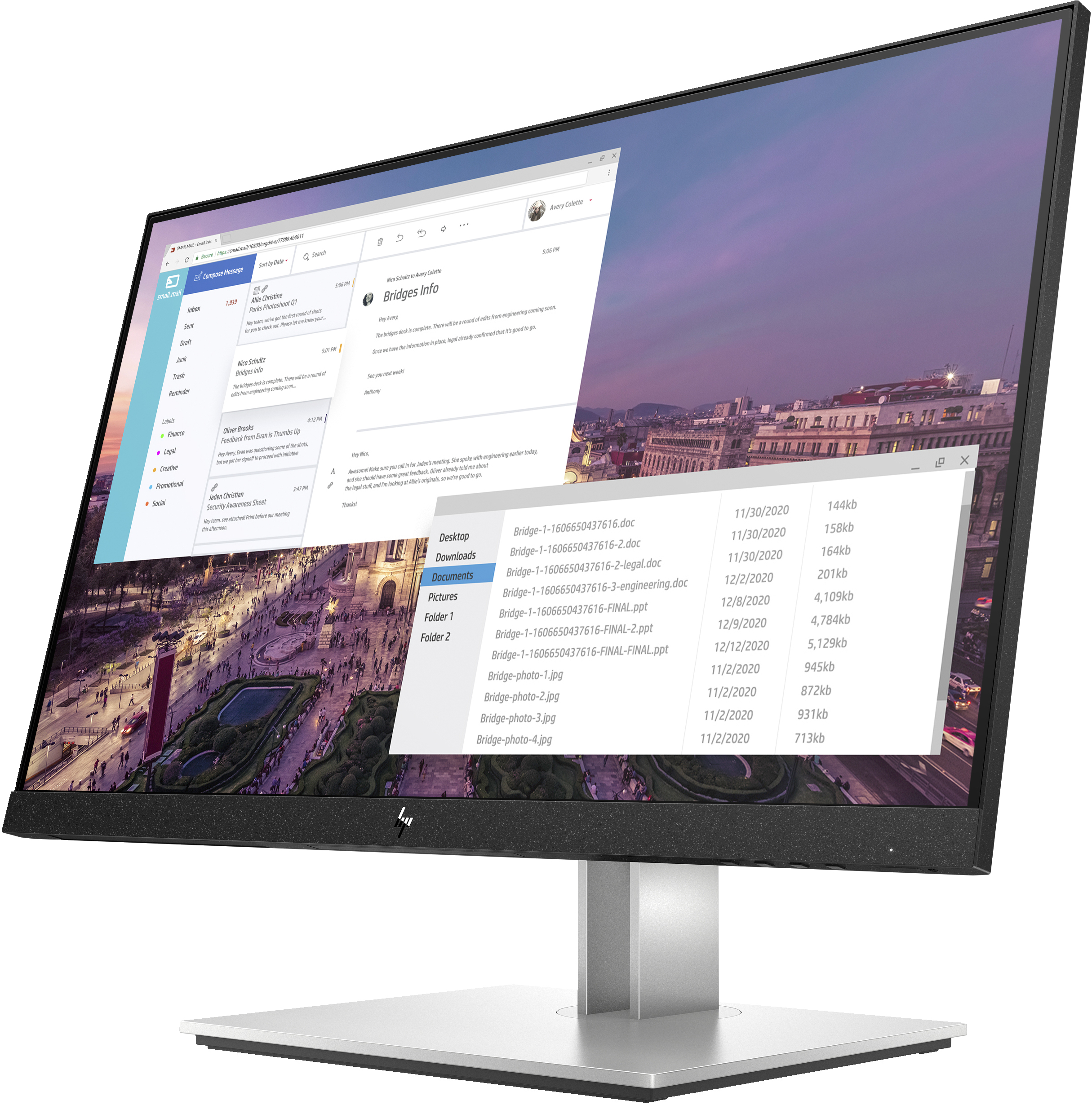Un monitor per computer mostra una pagina web con documenti. Il monitor è su un supporto argentato.
