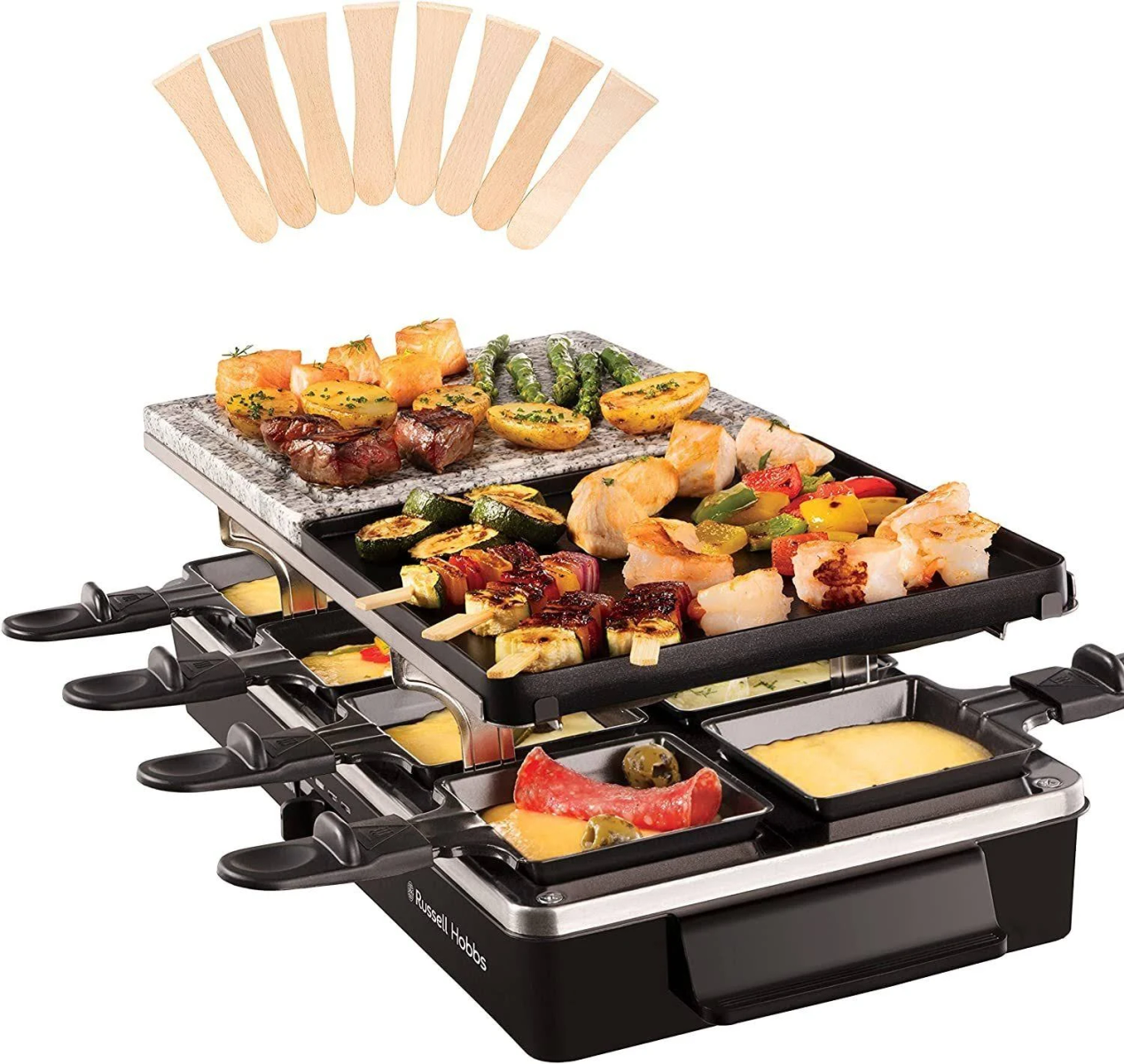 Grill do raclette z różnymi gotowanymi potrawami. Zawiera ser, warzywa i mięso. Drewniane szpatułki.