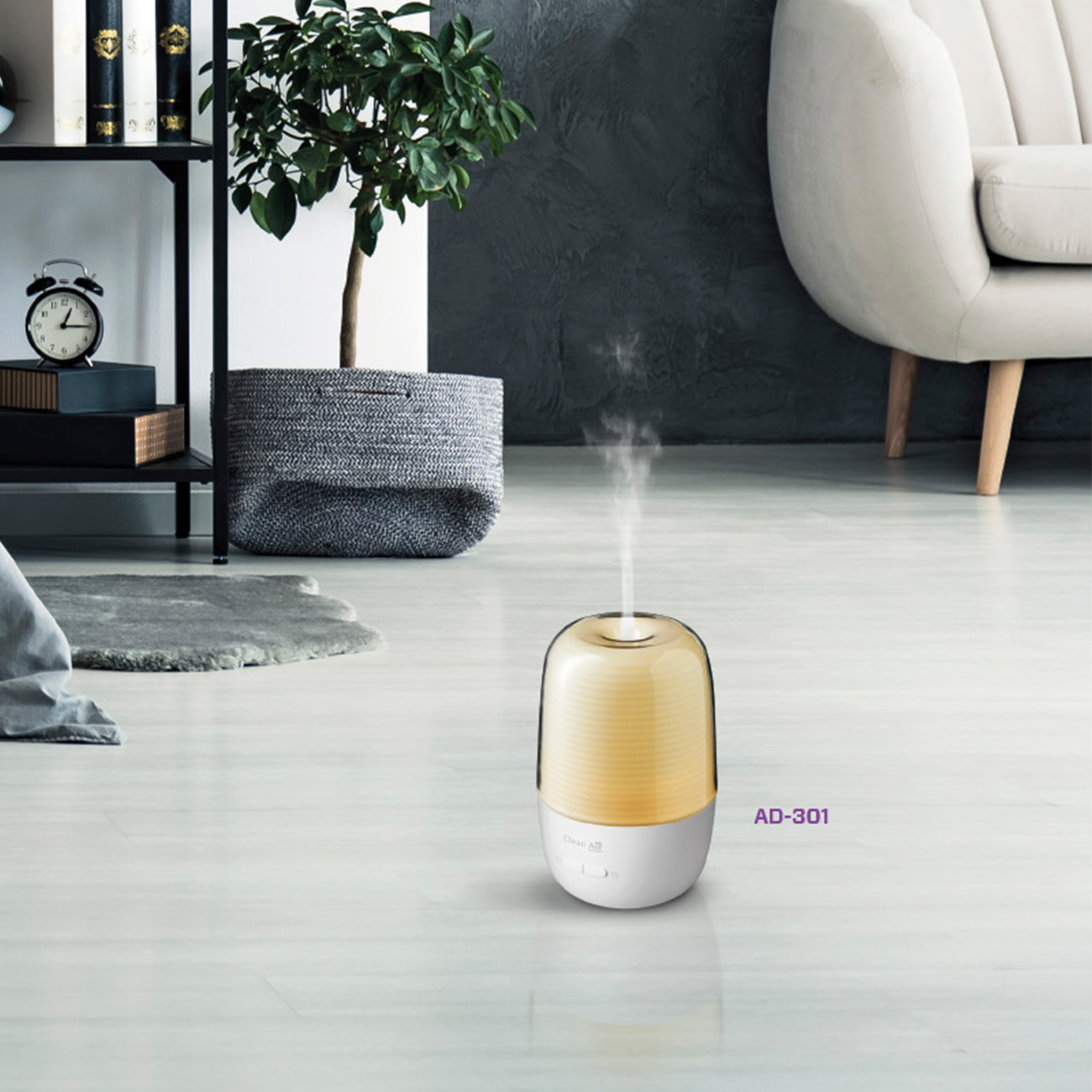 Een etherische olie diffuser met een plant en andere decoratie op een houten vloer.