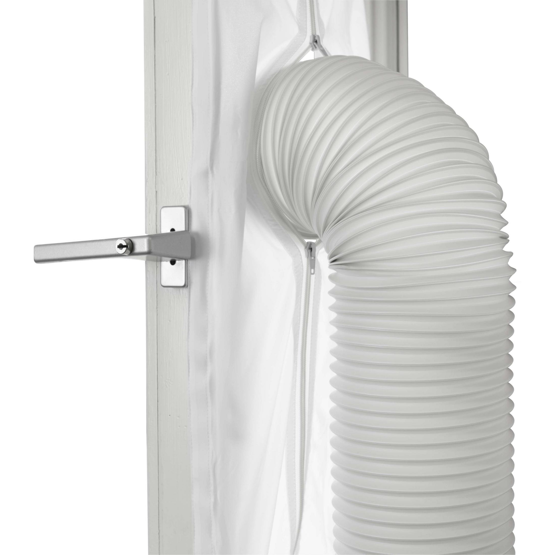 Ein weißes Fenster mit einem silbernen Griff hat einen weißen, flexiblen Entlüftungsschlauch, der gebogen ist.