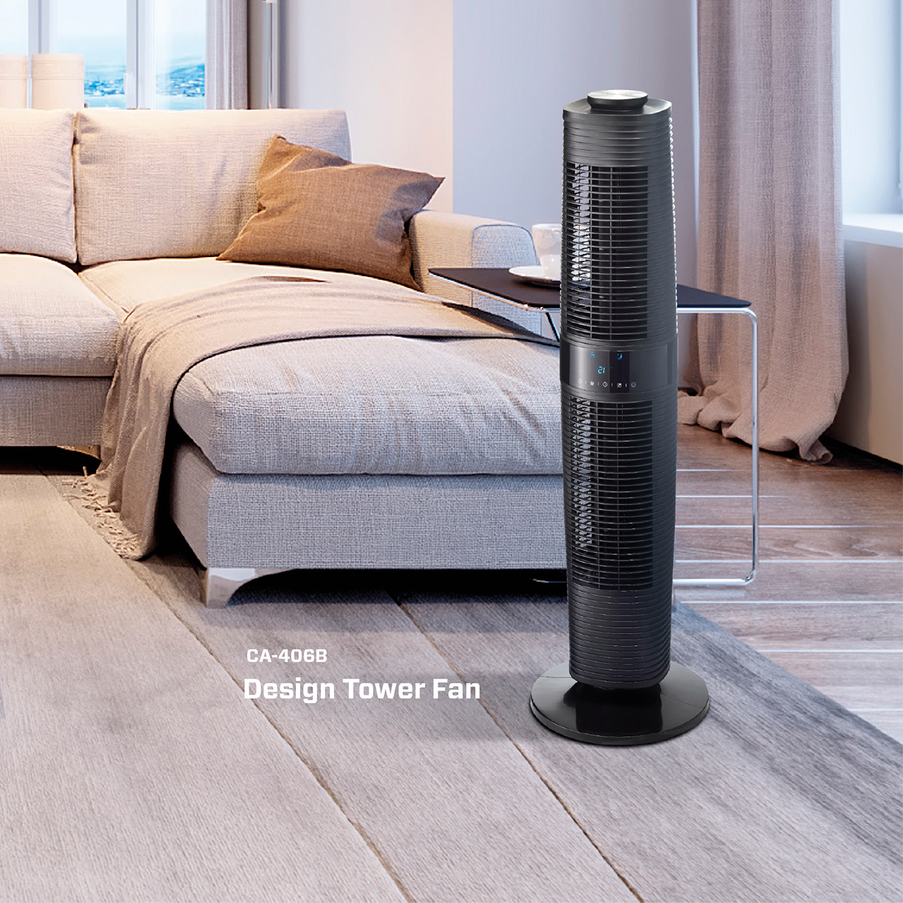 Ein schwarzer Design-Turmventilator steht in der Nähe eines Sofas und eines Fensters.