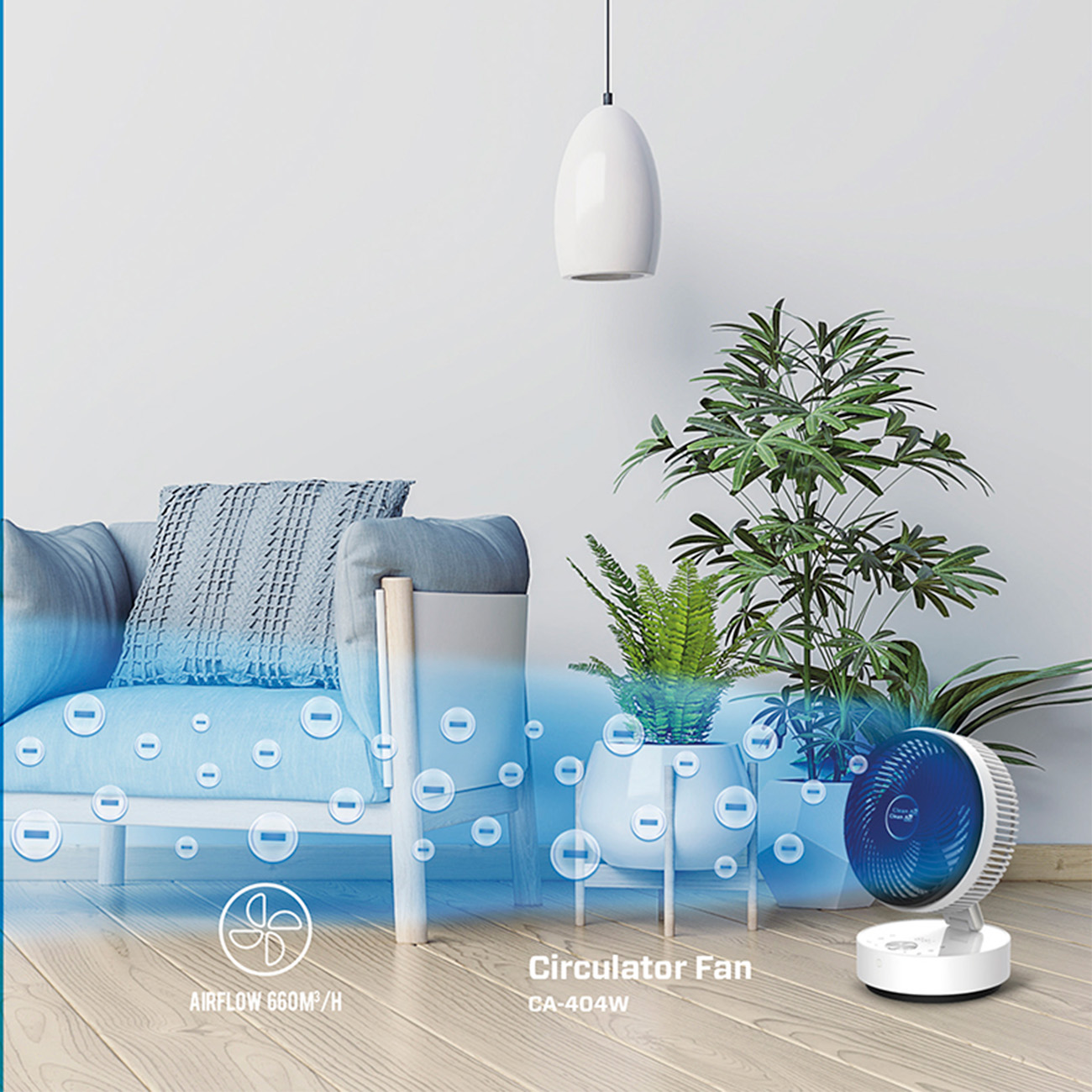Un ventilateur blanc est posé sur le sol. Canapé et plantes en arrière-plan. Le ventilateur est en marche.