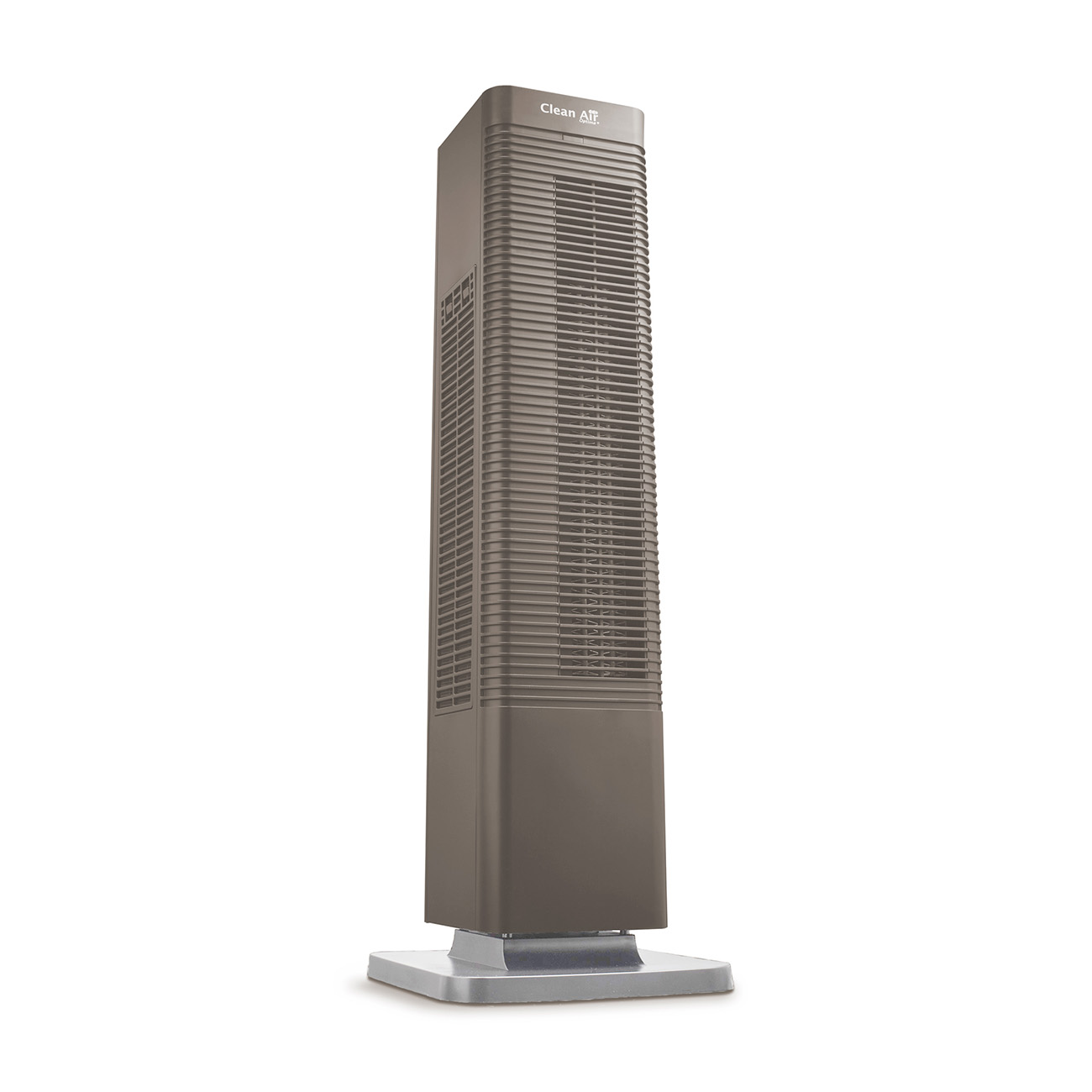 Bruine torenventilator op een zilveren voet tegen een witte achtergrond.