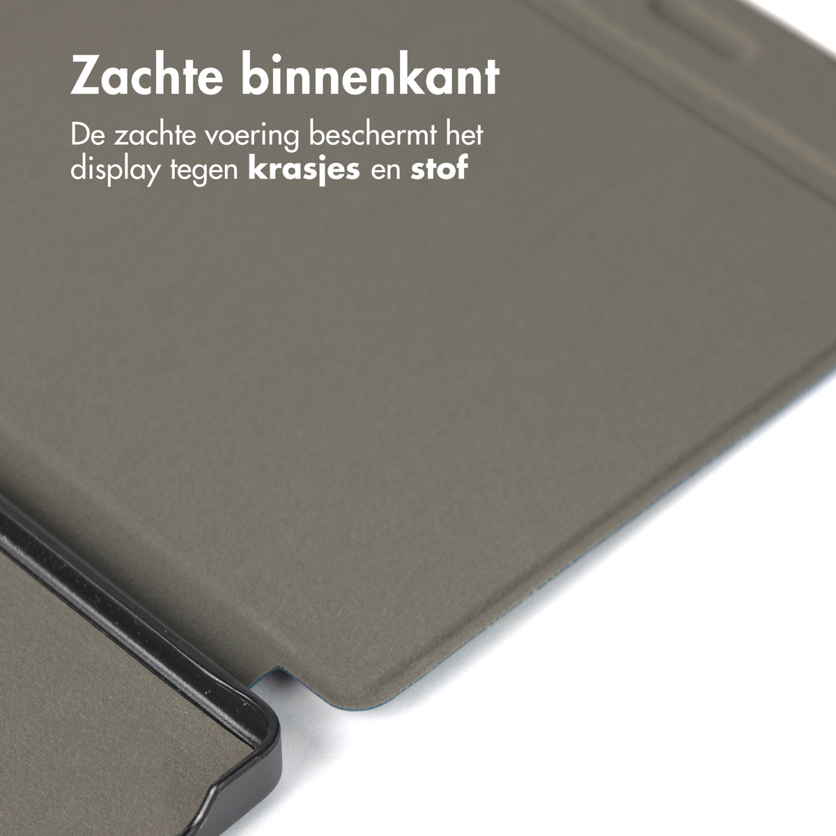 Close-up van een grijze case-interieur. Tekst luidt: 'Zachte binnenkant' (Zachte binnenkant) en beschrijft de voering.