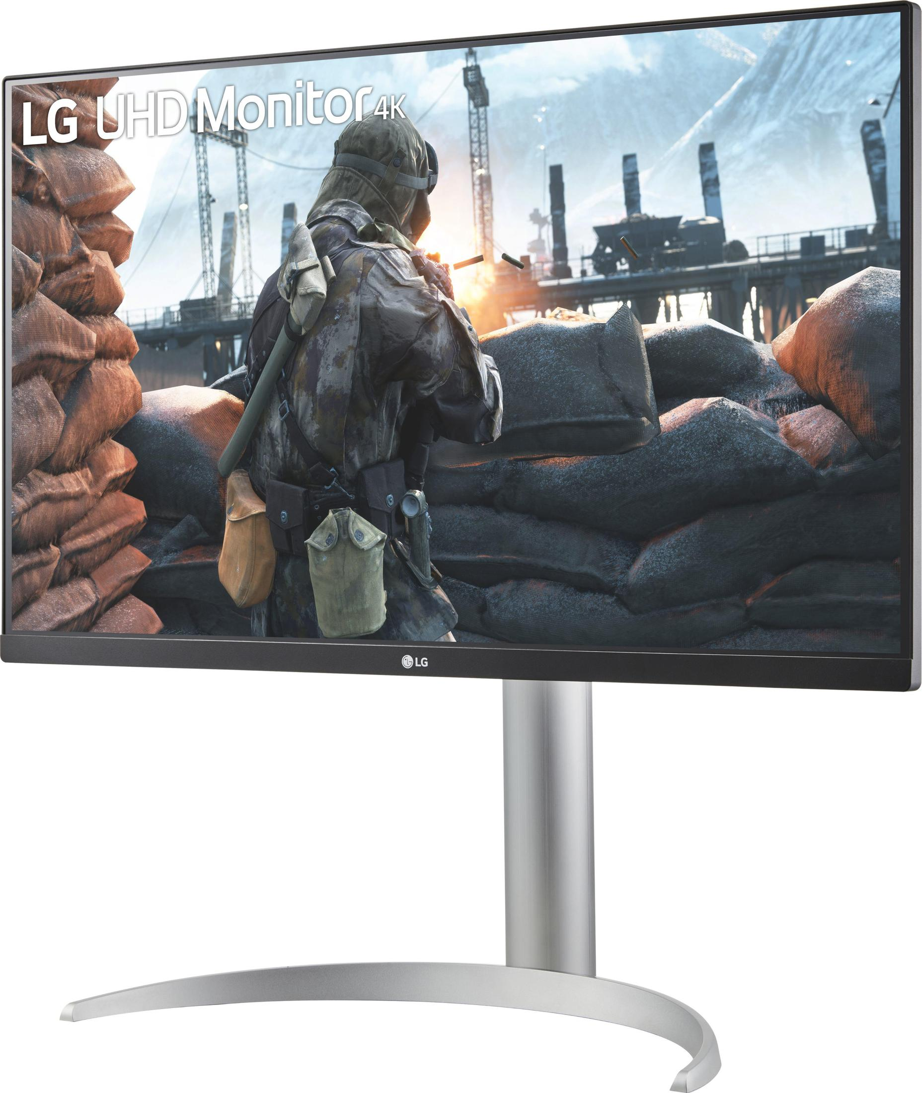 Monitor LG UHD, pokazujący scenę z gry wideo, widok pod kątem, srebrna podstawa, czarna ramka.