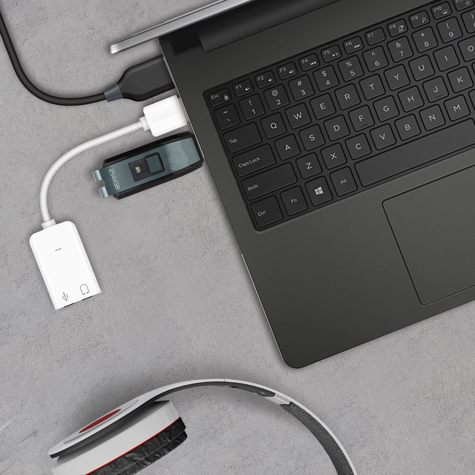Laptop con accessori collegati. Le cuffie sono in basso.