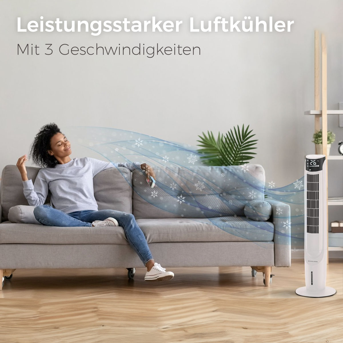Eine Frau sitzt auf einem Sofa, rechts ist ein weißer Ventilator. Text: 'Leistungsstarker Luftkühler mit 3 Geschwindigkeiten'.