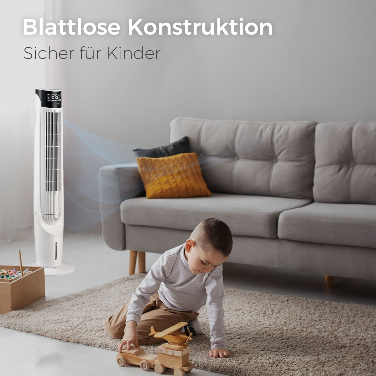 Ein Kind spielt mit einem Holzspielzeug, ein weißer Ventilator und eine graue Couch in einem Wohnzimmer.