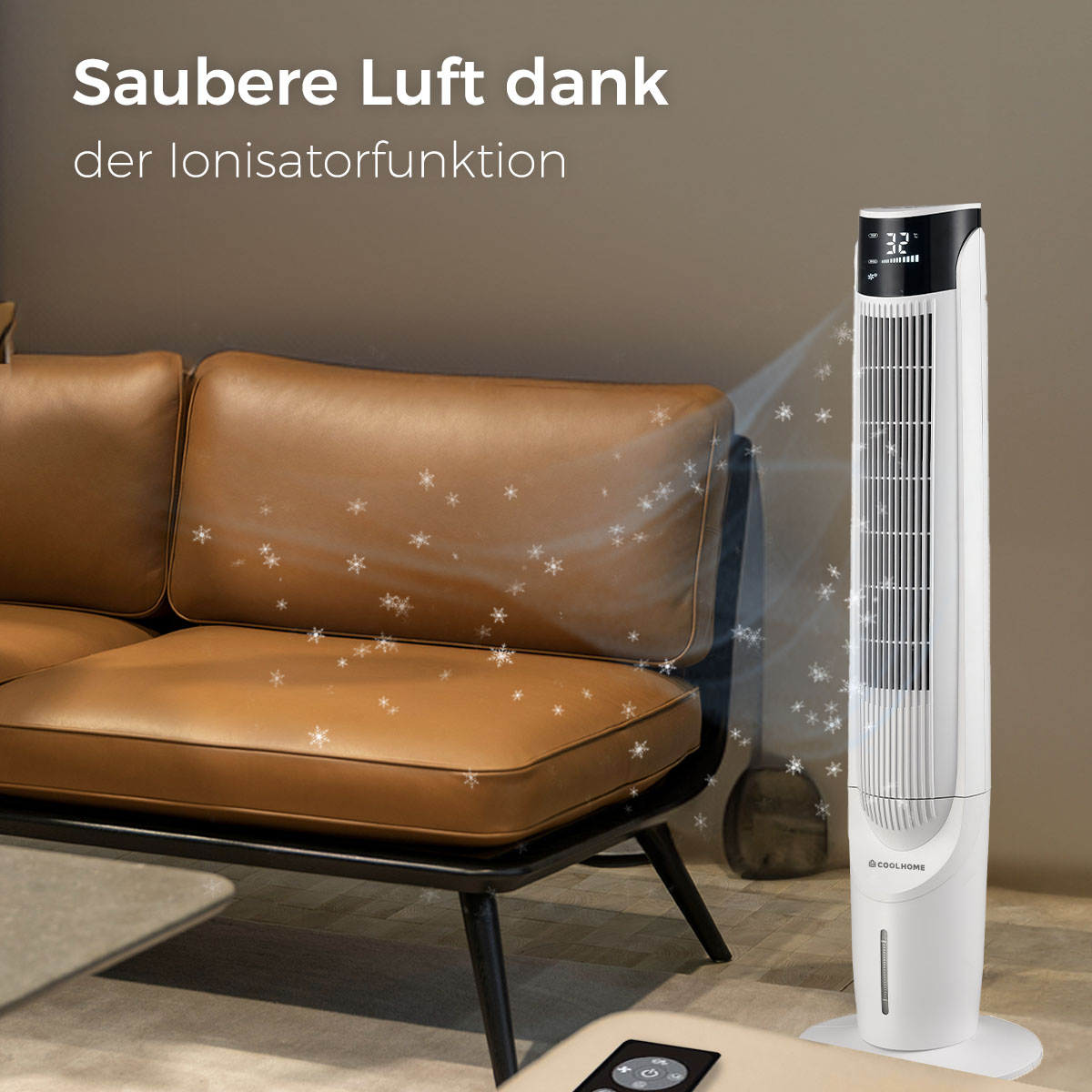 Ein weiß-schwarzer Ventilator, der Luft in einen Raum bläst. Im Hintergrund befindet sich ein braunes Sofa.