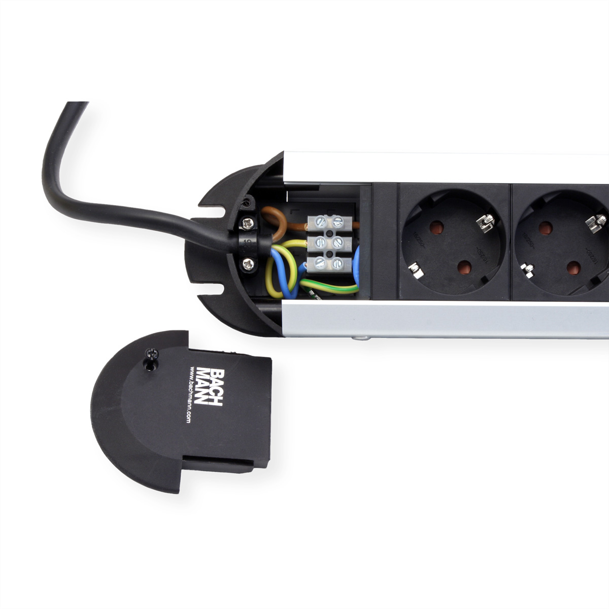 Stopcontactstrip met open deksel met draden, zwart netsnoer, witte achtergrond.