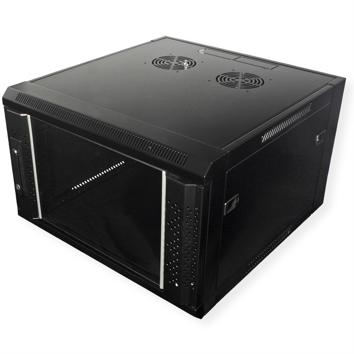 Rack server nero con porta in vetro, due ventole in alto. Sfondo bianco.