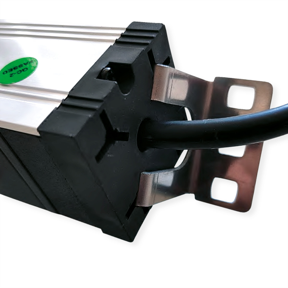 Schwarzes Netzteil mit schwarzem Kabel und Metallbügeln. Grüner QC-2 Aufkleber.