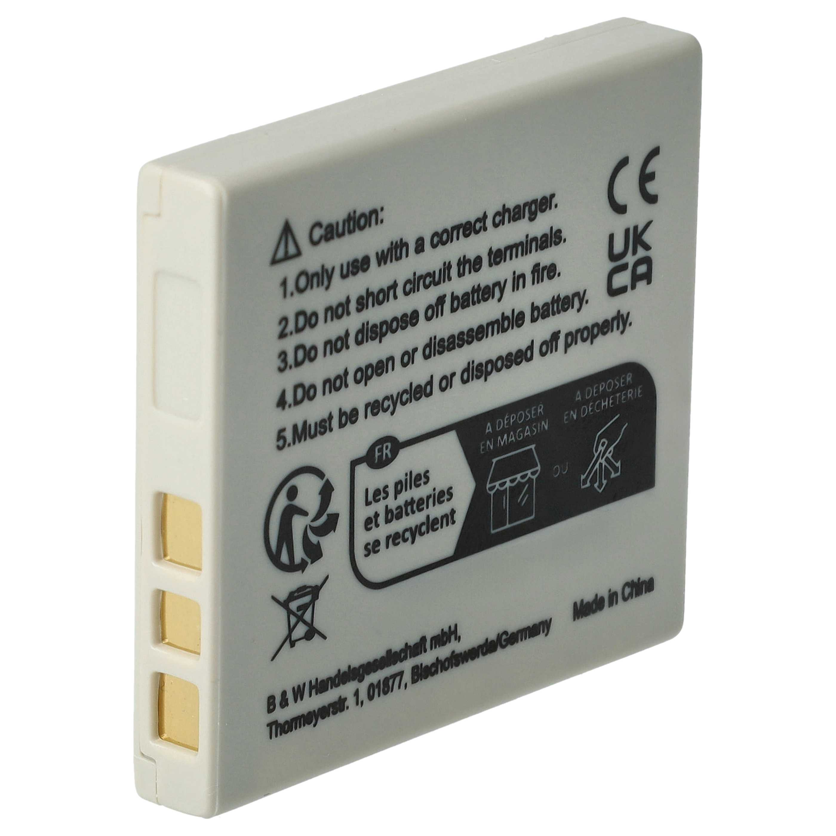 Weiße Batterie mit Text, Warnungen und Recycling-Symbolen.