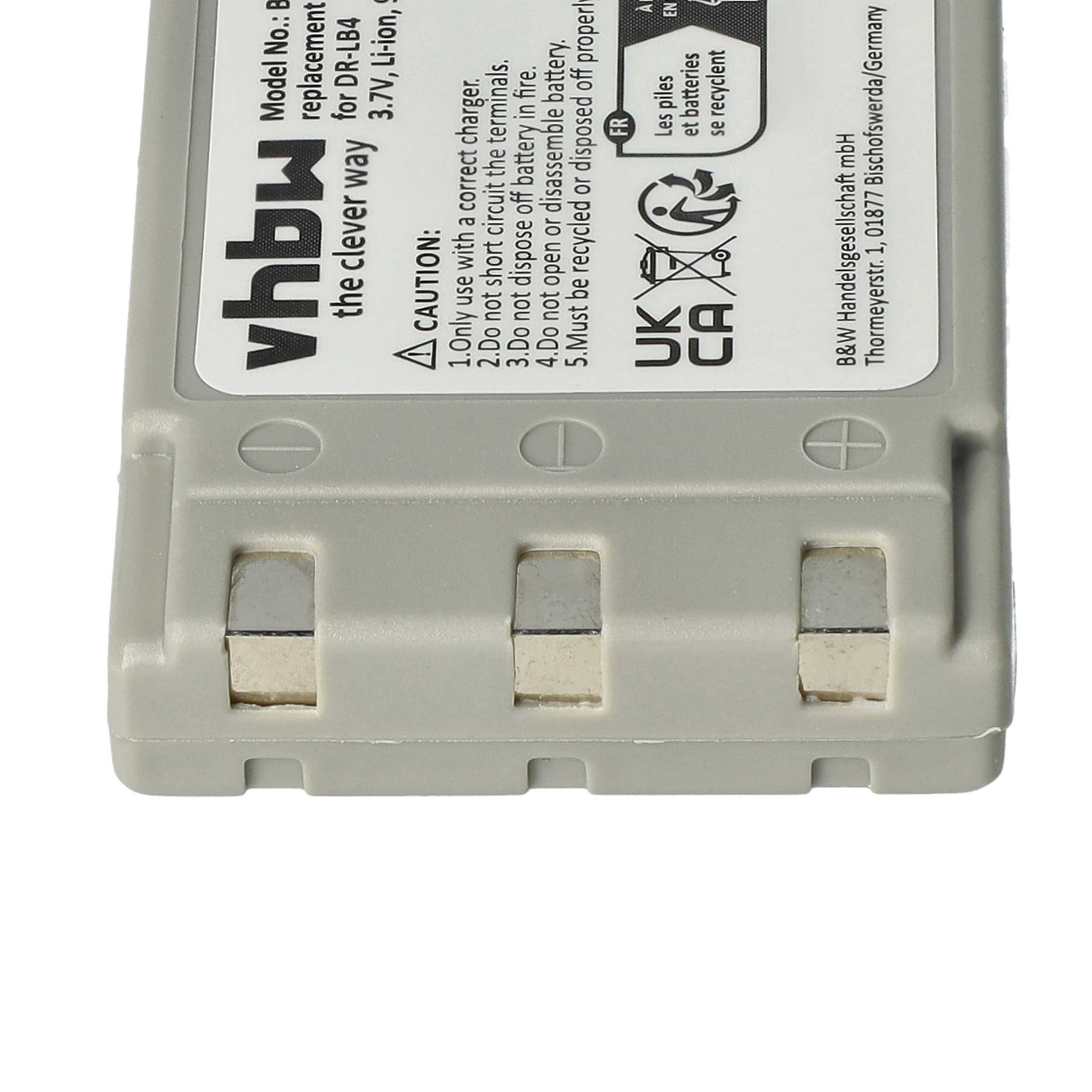Nahaufnahme einer grauen Batterie mit drei Metallkontakten und Text auf weißem Hintergrund.