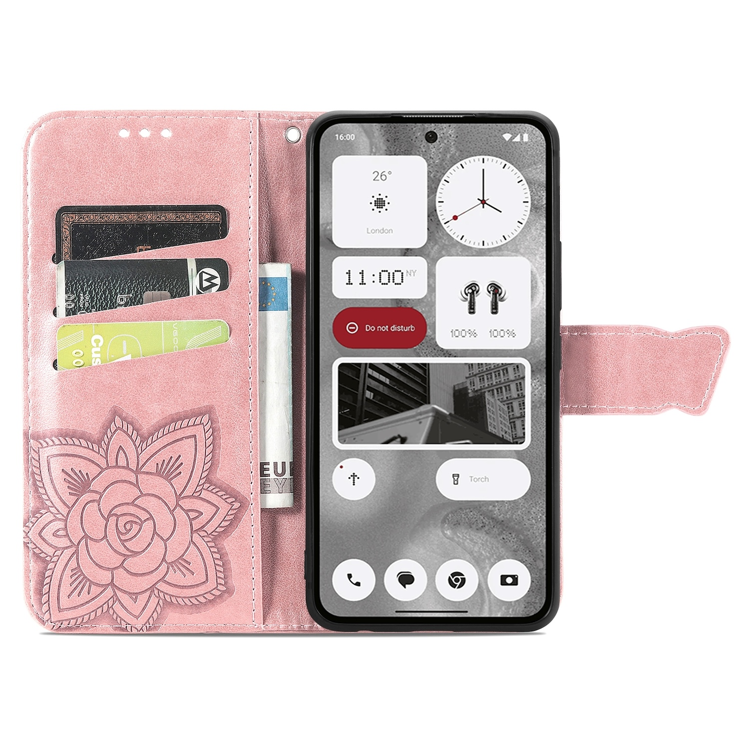 Rosa Handyhülle mit Karten und Geld. Der Telefonbildschirm zeigt eine Uhr und App-Symbole. Weißer Hintergrund.