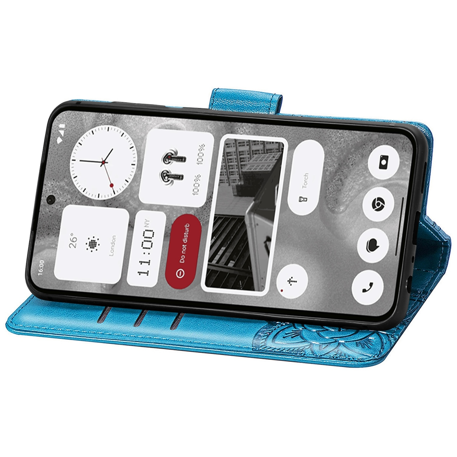 Eine blaue Handyhülle offen, ein Smartphone zeigend. Das Telefon zeigt App-Symbole und eine Uhr.