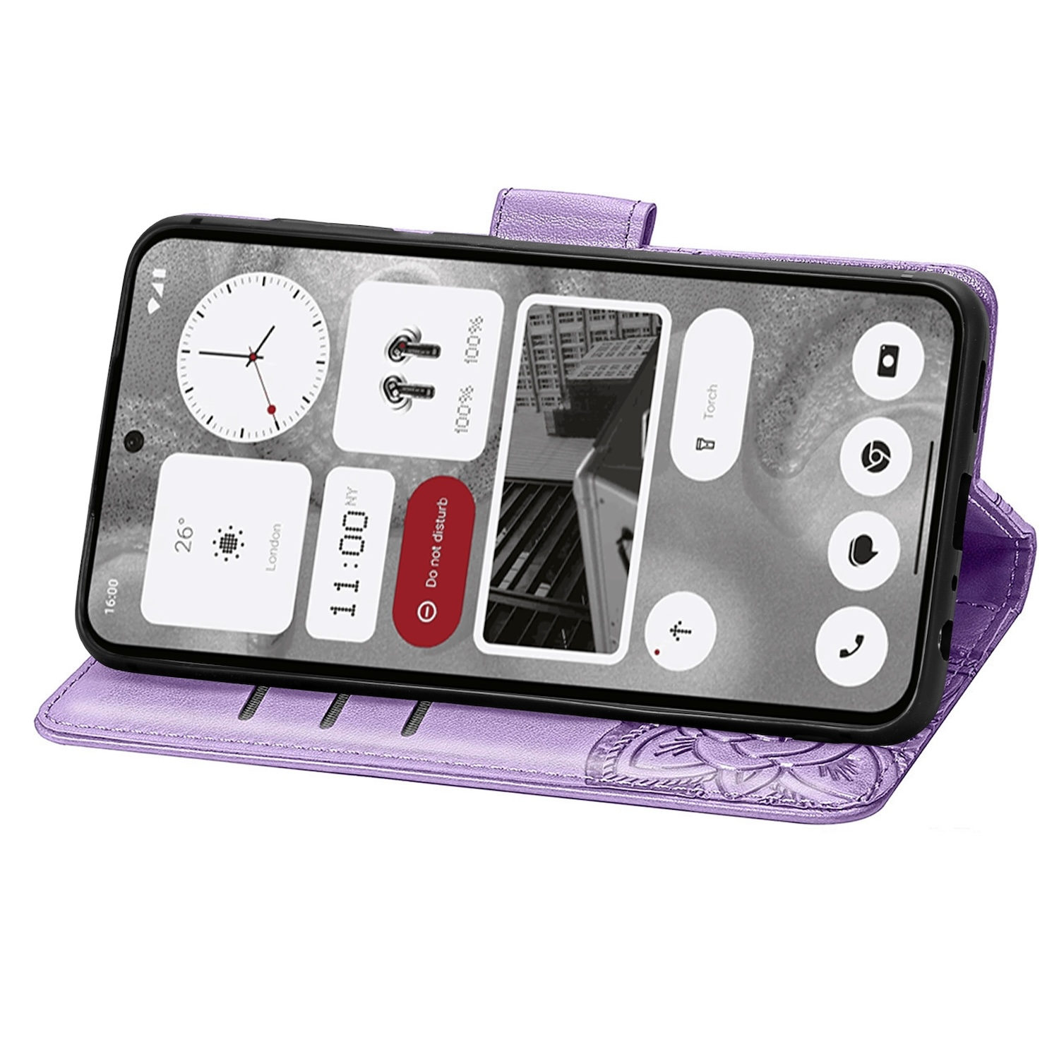 Eine lila Handyhülle ist geöffnet und zeigt ein Telefon mit App-Symbolen, Uhrzeit und floralem Design.