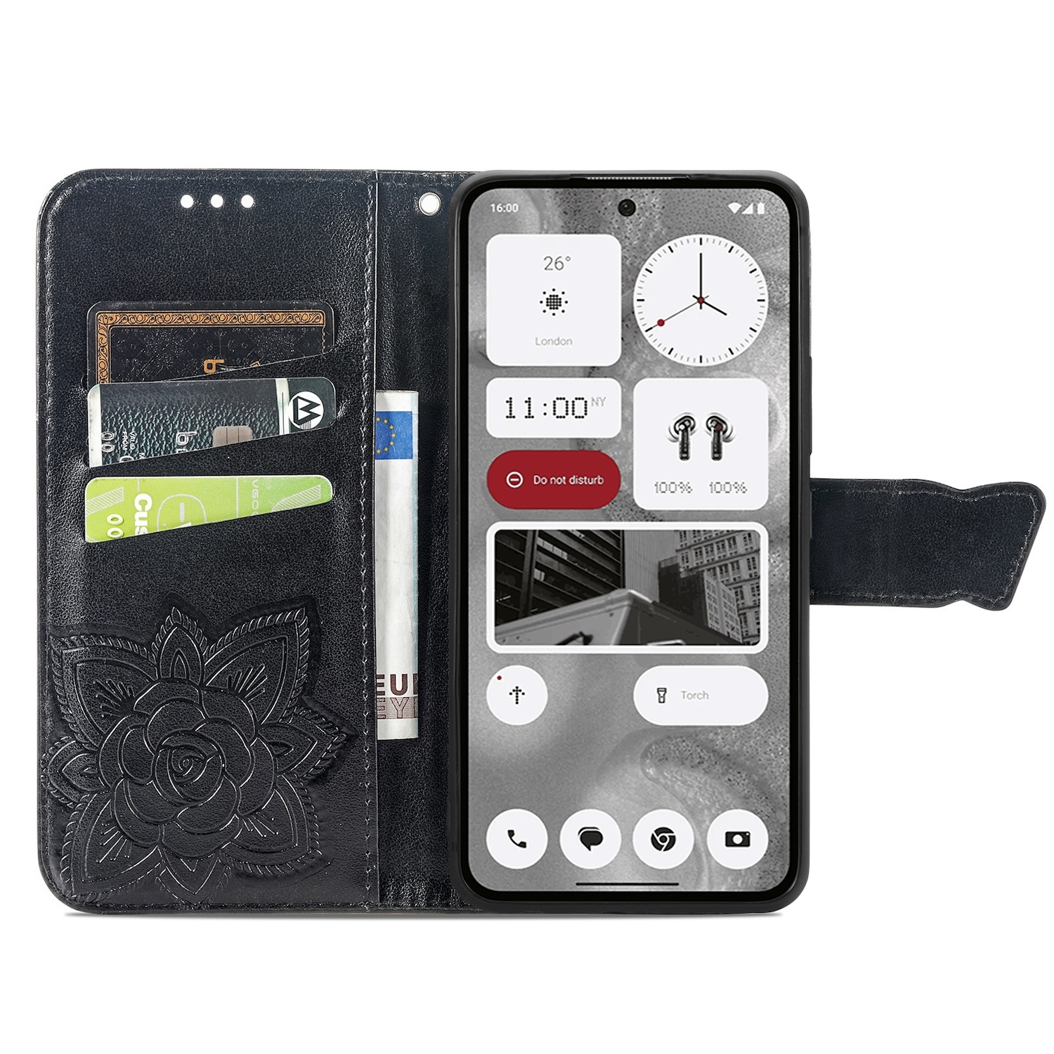 Telefon in einer Brieftasche. Display zeigt Widgets und App-Symbole. Karten und Geld im Etui.
