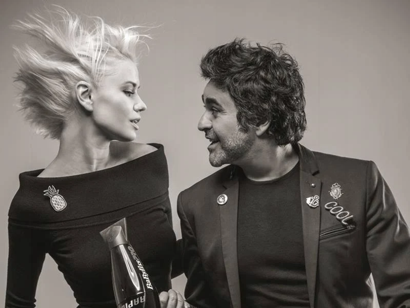 Czarno-białe zdjęcie dwóch osób. Kobieta i mężczyzna patrzą na siebie.