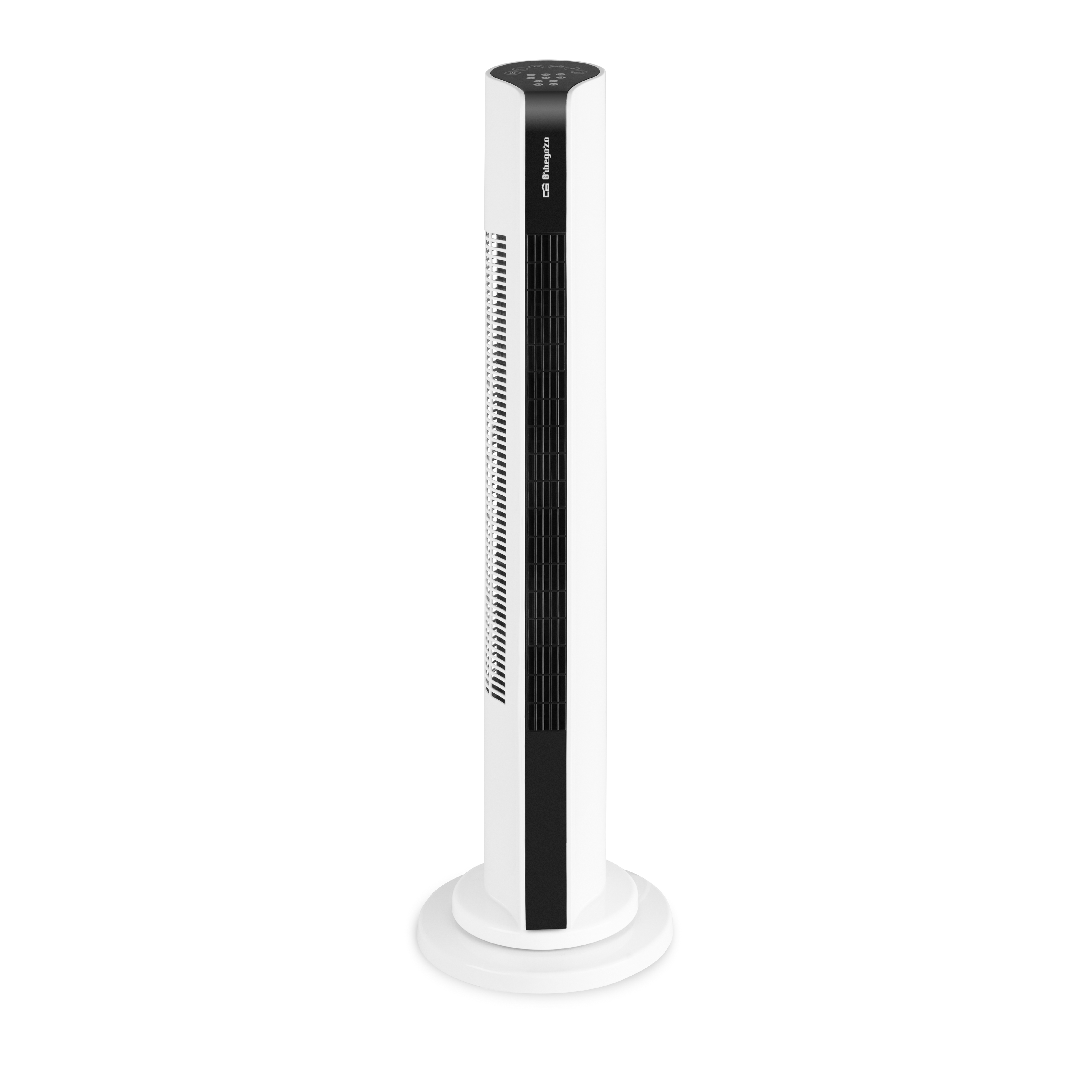 Ventilador de torre alto, blanco y negro sobre una base blanca. Diseño vertical con rejilla.