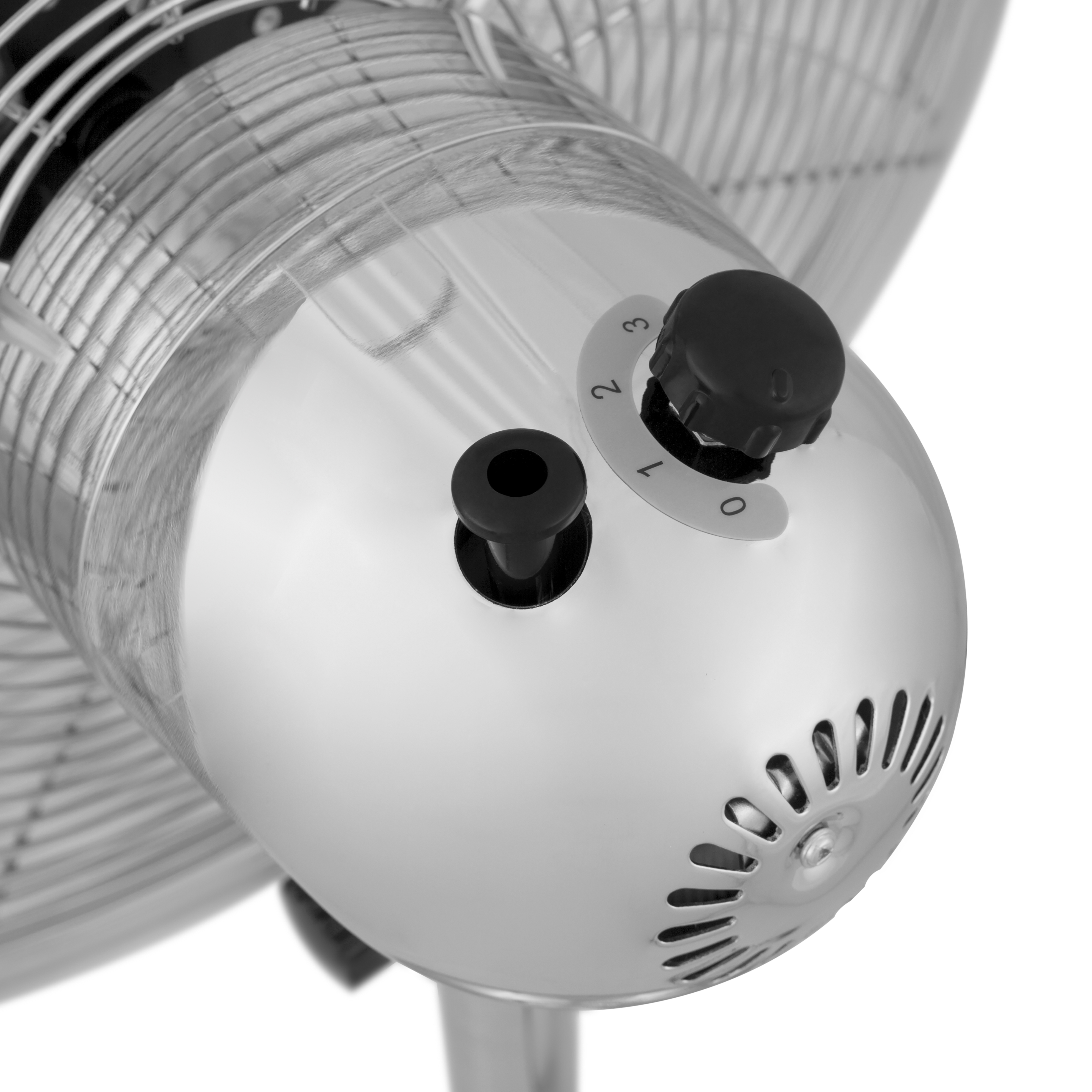 Primo piano del pannello di controllo di un ventilatore in metallo argentato con impostazioni di velocità e una manopola nera.