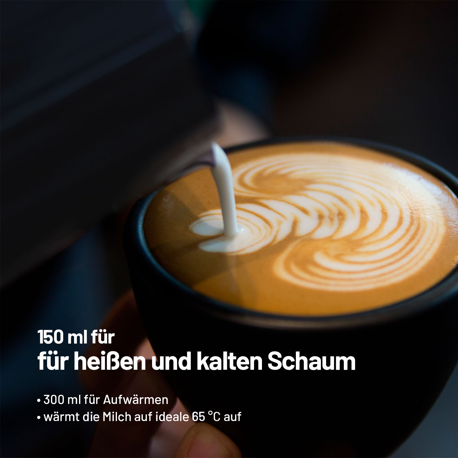 Eine Tasse Kaffee, in die Milch gegossen wird, wodurch Latte Art entsteht.