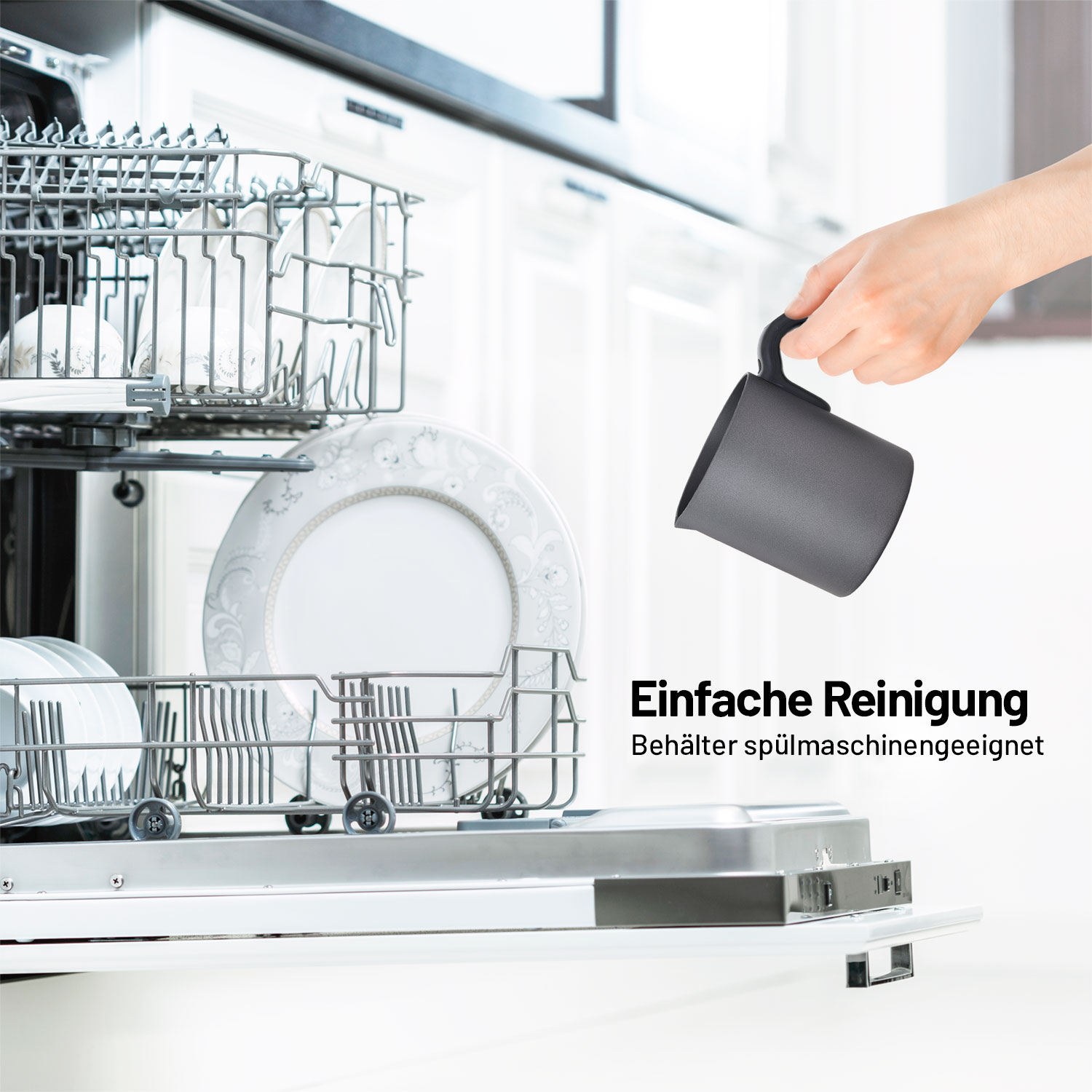Eine Hand hält einen schwarzen Krug neben einem Geschirrspüler mit Tellern.