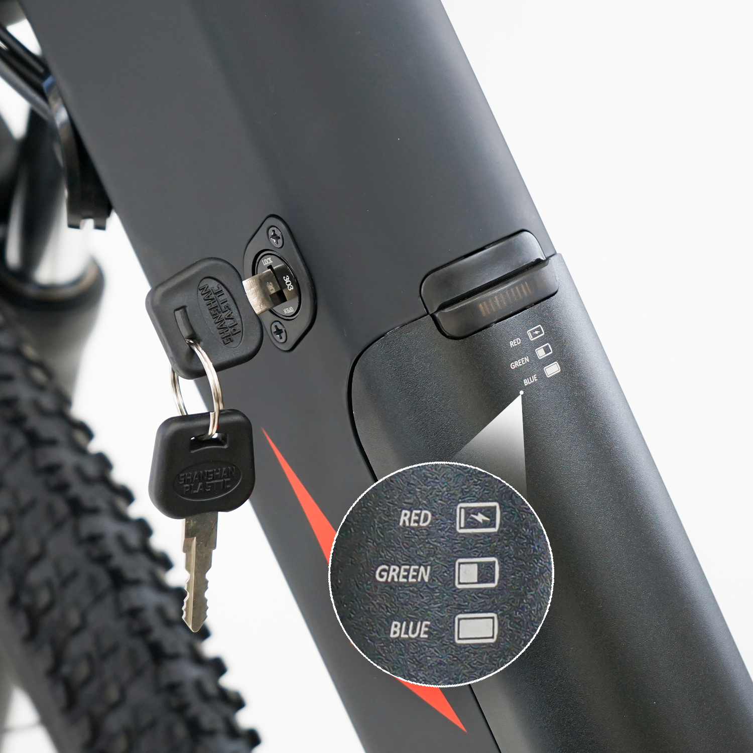 Czarna komora baterii roweru elektrycznego z kluczami i wskaźnikami ładowania. Czerwona strzałka.