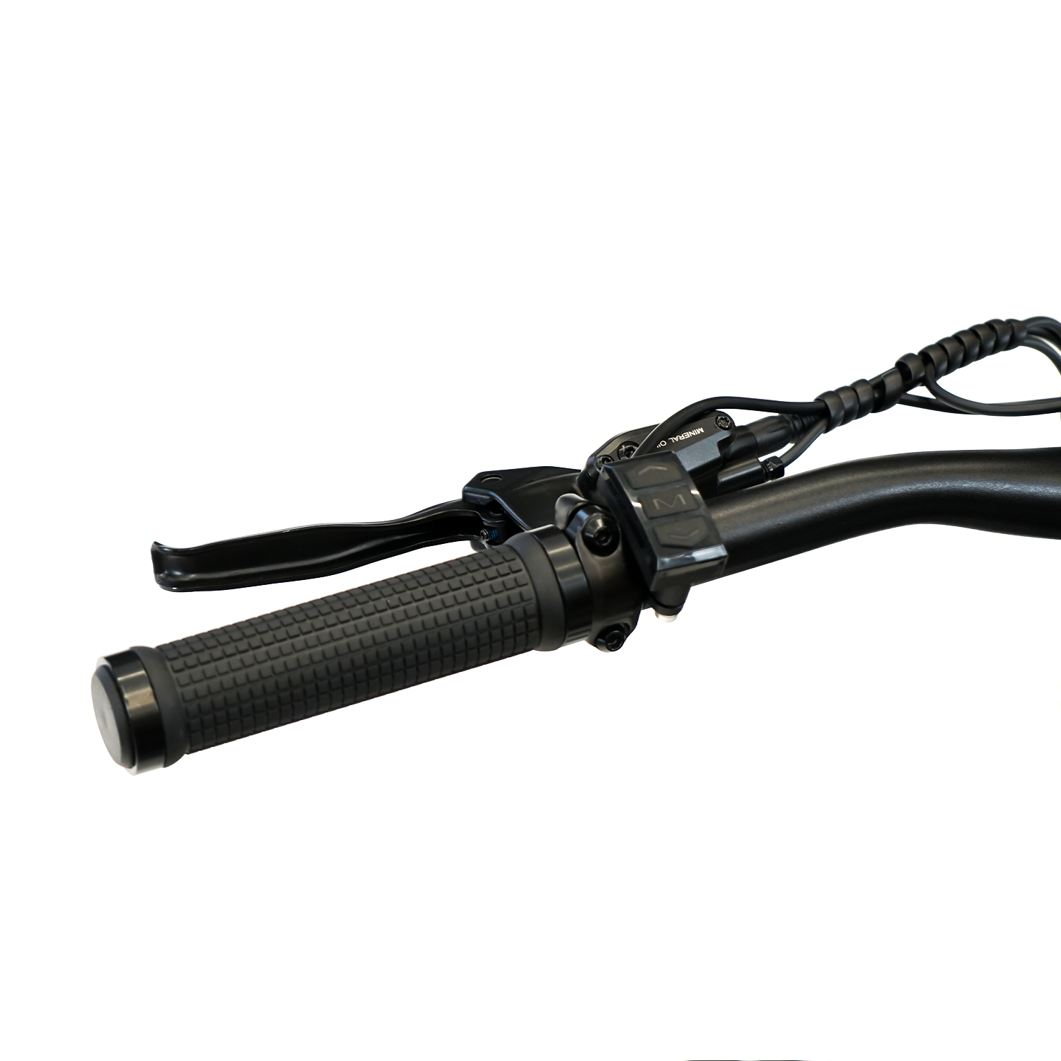 Zbliżenie kierownicy roweru z elementami sterującymi i czarnym uchwytem.