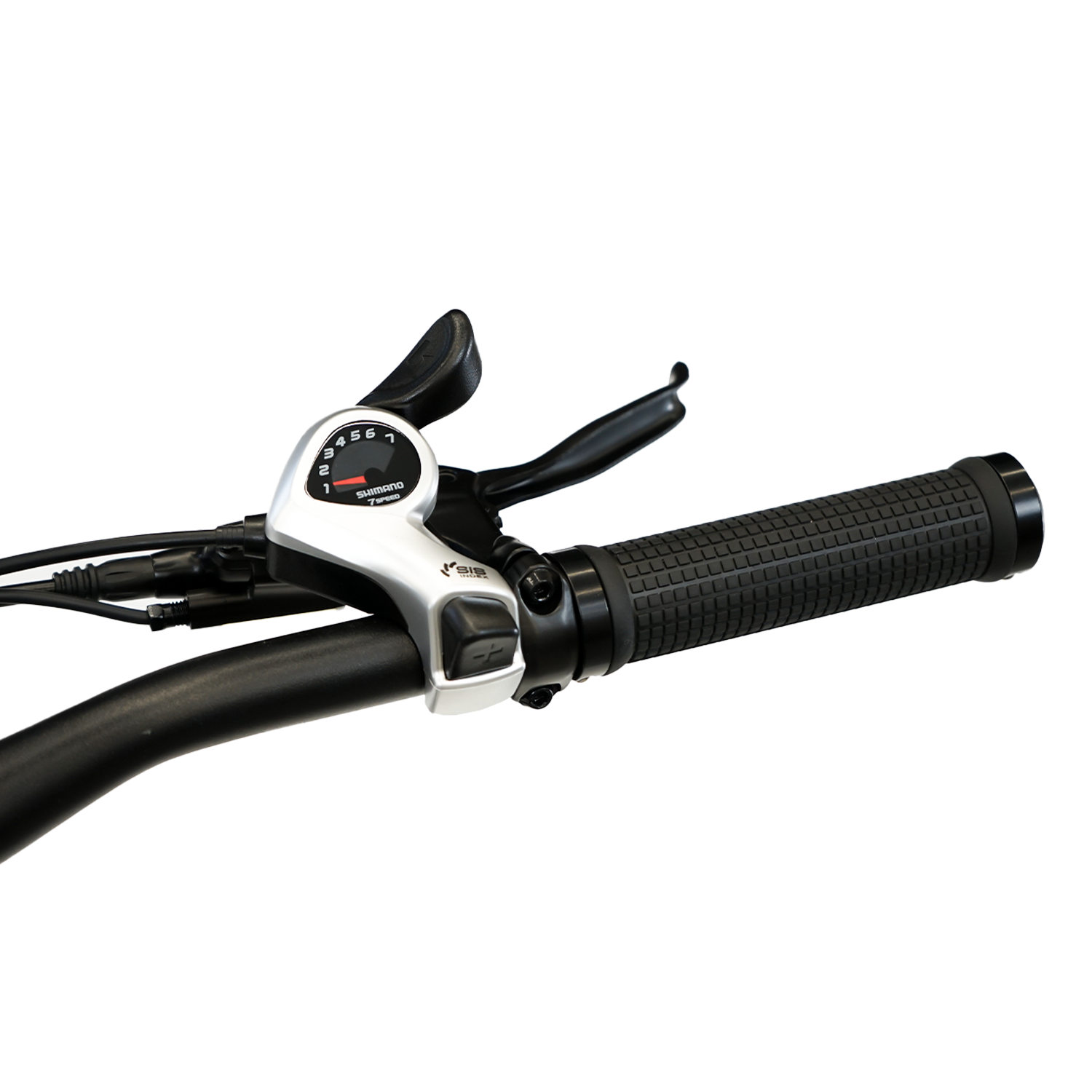 Zbliżenie kierownicy roweru z dźwignią zmiany biegów, dźwignią hamulca i czarnym, teksturowanym uchwytem.