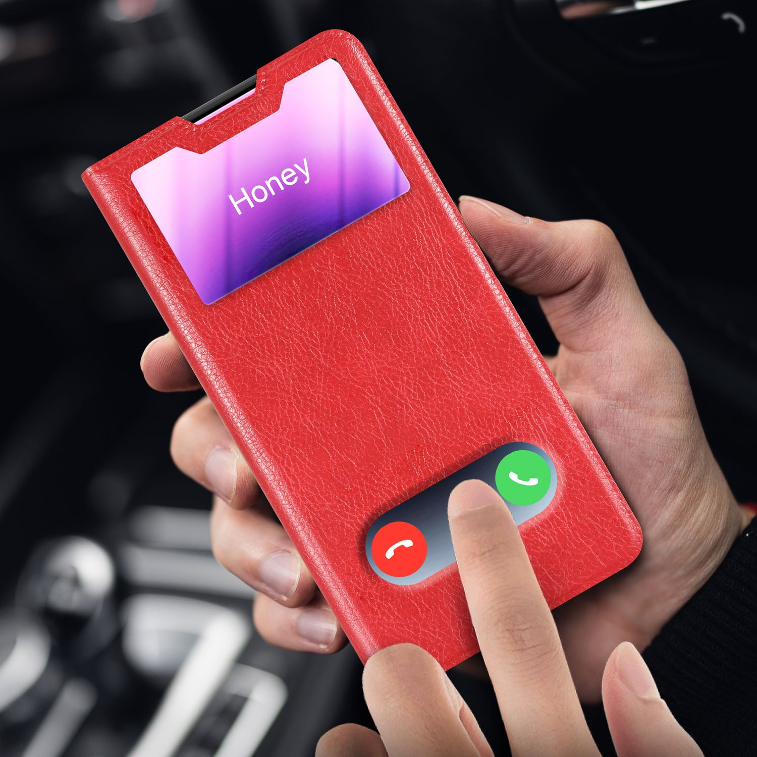Custodia rossa per telefono con schermo che mostra una chiamata da 'Honey'. Una mano tocca il pulsante verde accetta.