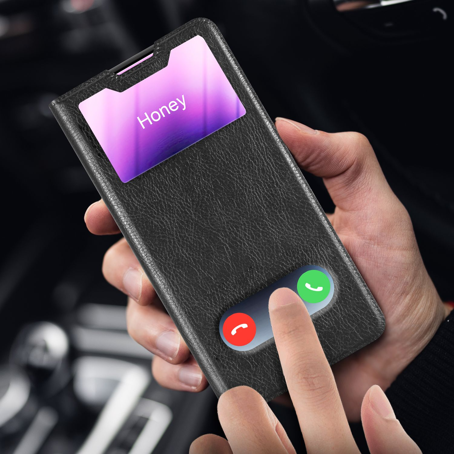 Una custodia nera per telefono con uno schermo che mostra "Honey" e un'interfaccia di chiamata. Un dito preme il pulsante verde.