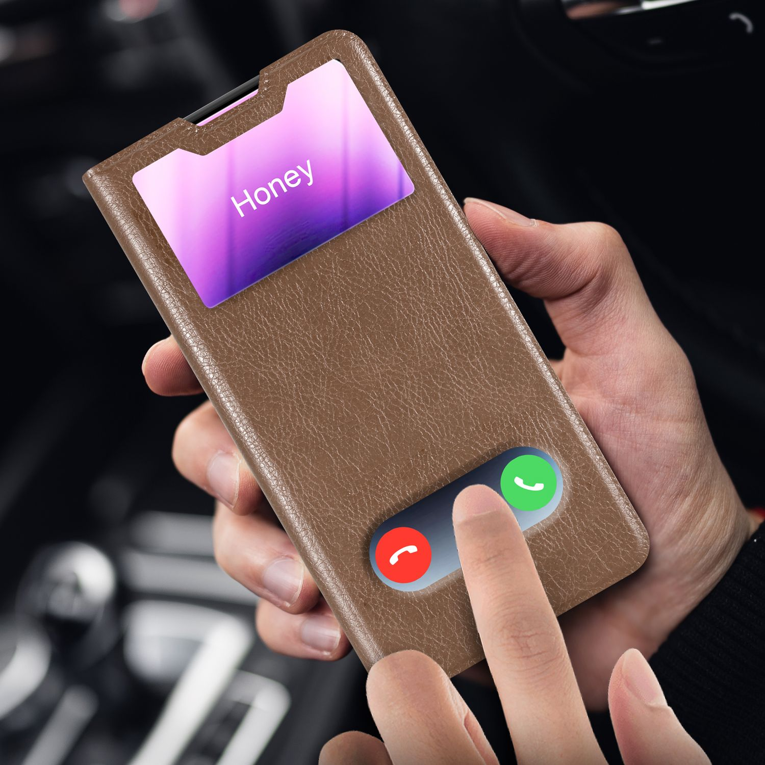 Una custodia per telefono marrone con un telefono all'interno è visibile. Lo schermo mostra una schermata di chiamata.