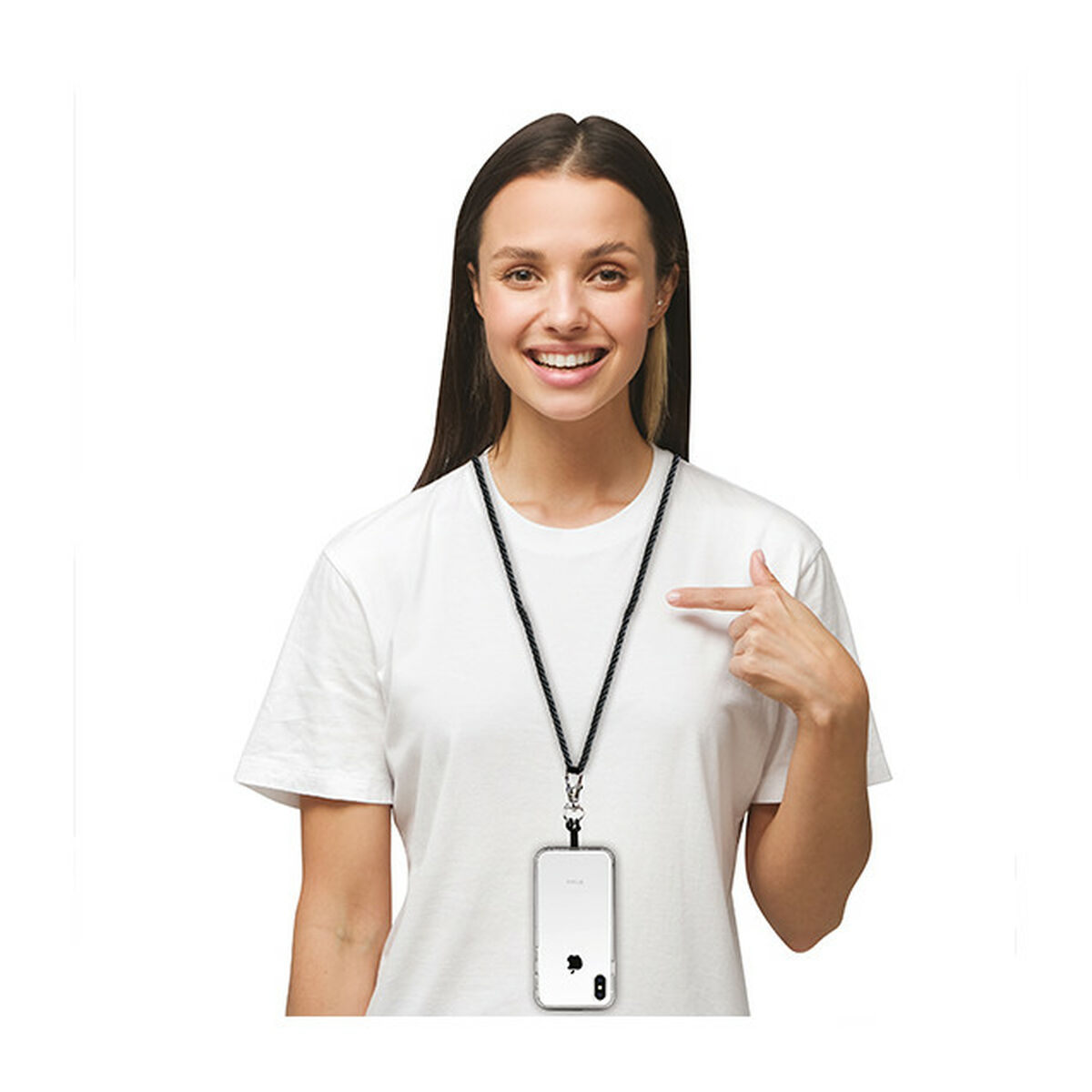 Mujer con teléfono en un cordón, señalando el teléfono. Lleva una camiseta blanca.