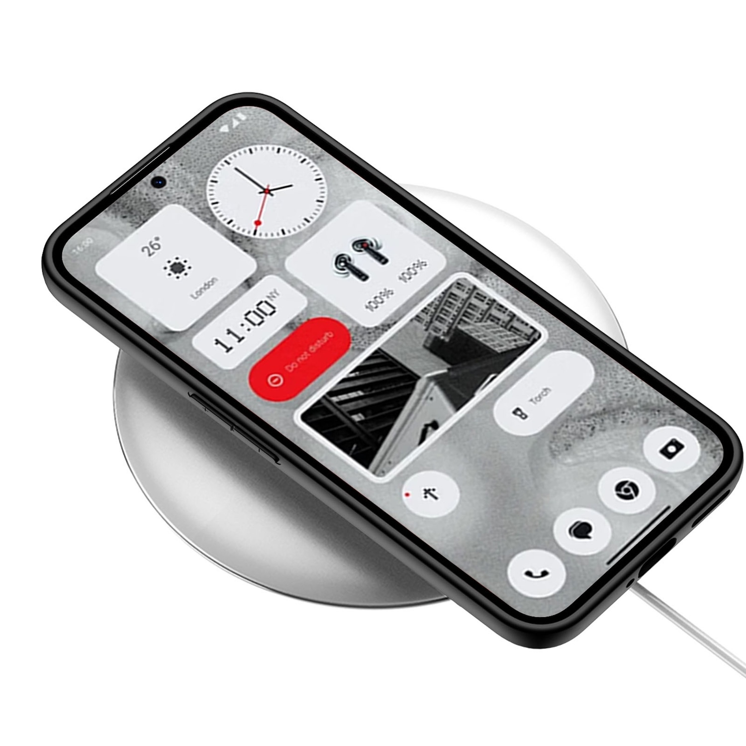 Ein schwarzes Telefon wird auf einem silbernen kabellosen Ladegerät aufgeladen. Der Telefonbildschirm zeigt eine Uhr und Symbole.