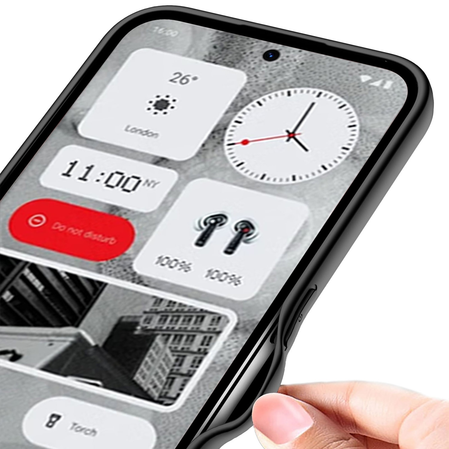 Nahaufnahme eines Telefonbildschirms. Der Bildschirm zeigt eine Uhr, Wetter und Kopfhörer-Akku.