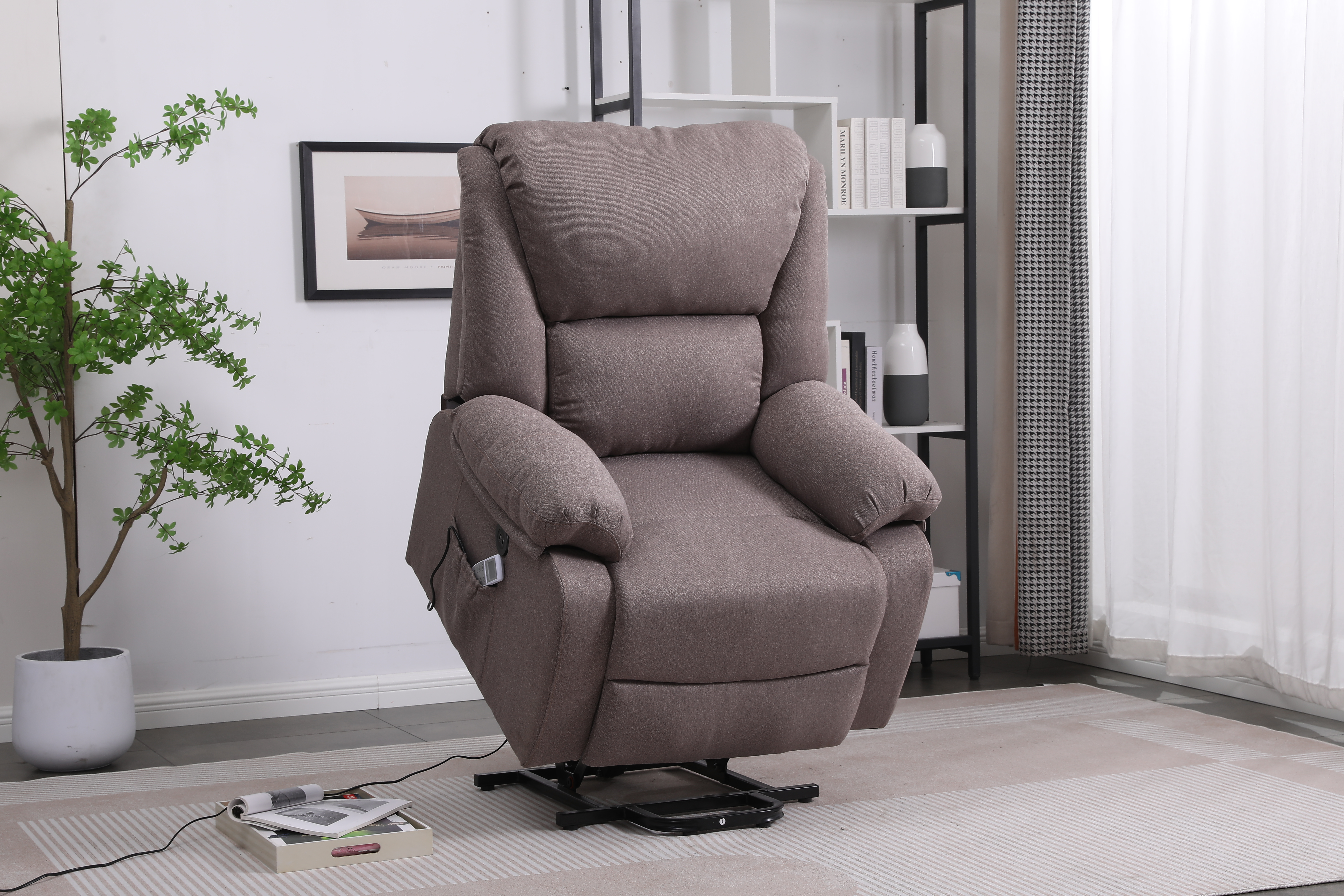 Un sillón reclinable marrón está en una habitación, con una mesa auxiliar, una planta y una estantería decorativa en el fondo.