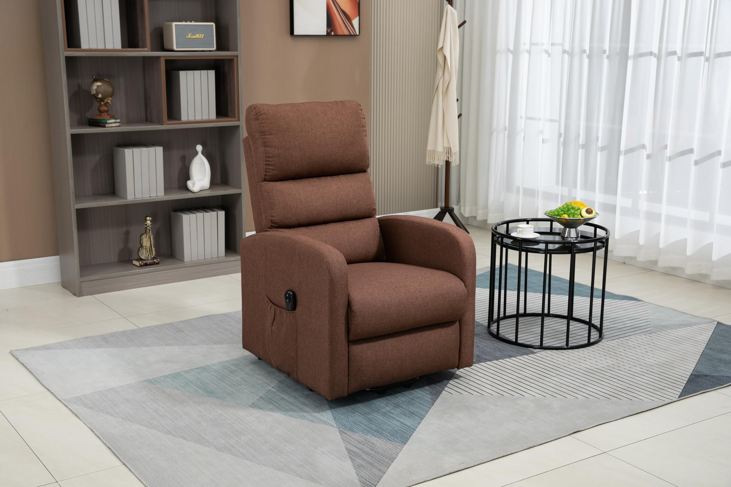 Sillón reclinable marrón en habitación con estantería, mesa auxiliar y alfombra estampada.
