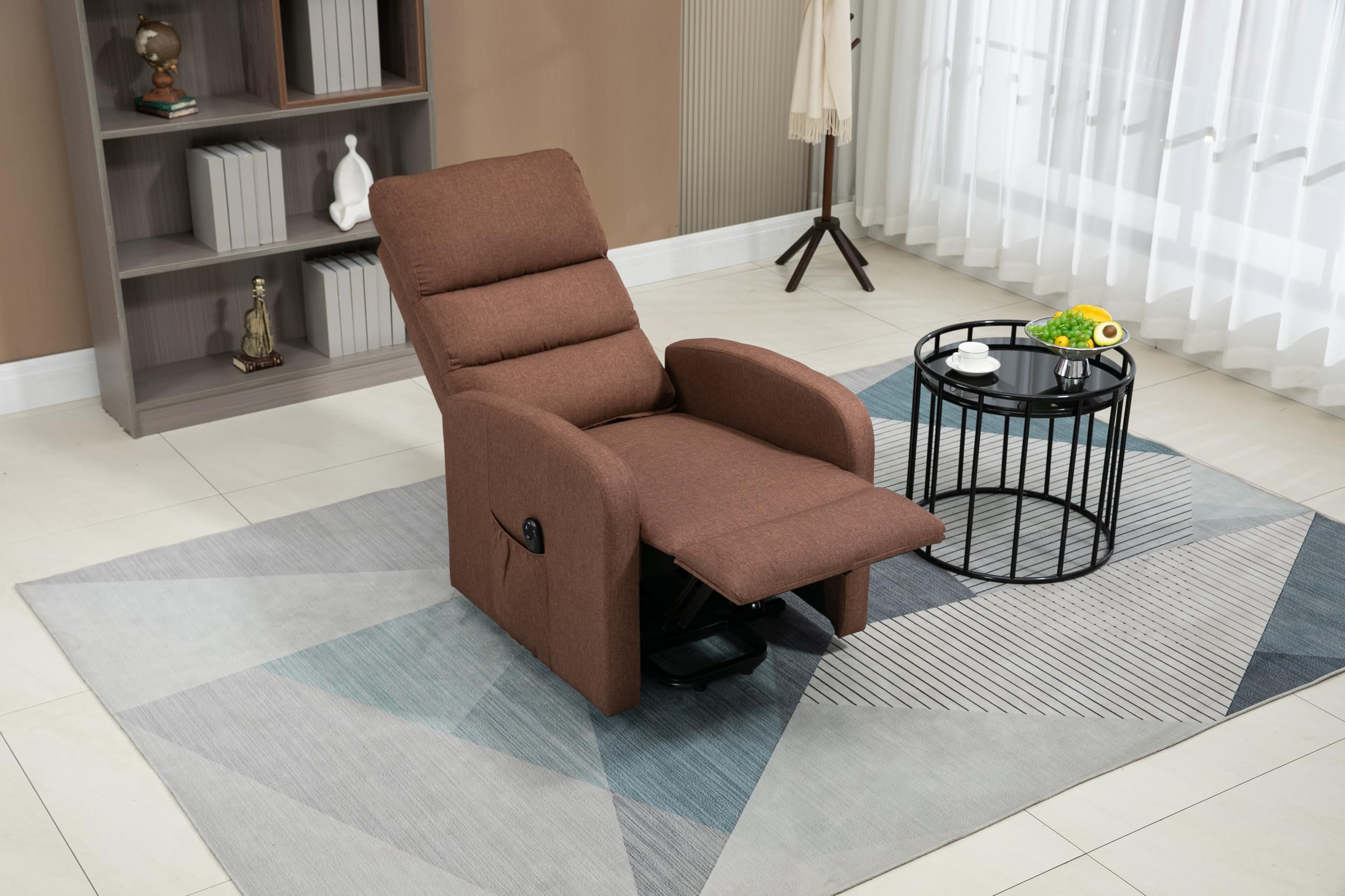 Sillón reclinable marrón, extendido, con panel de control lateral y mesita auxiliar.