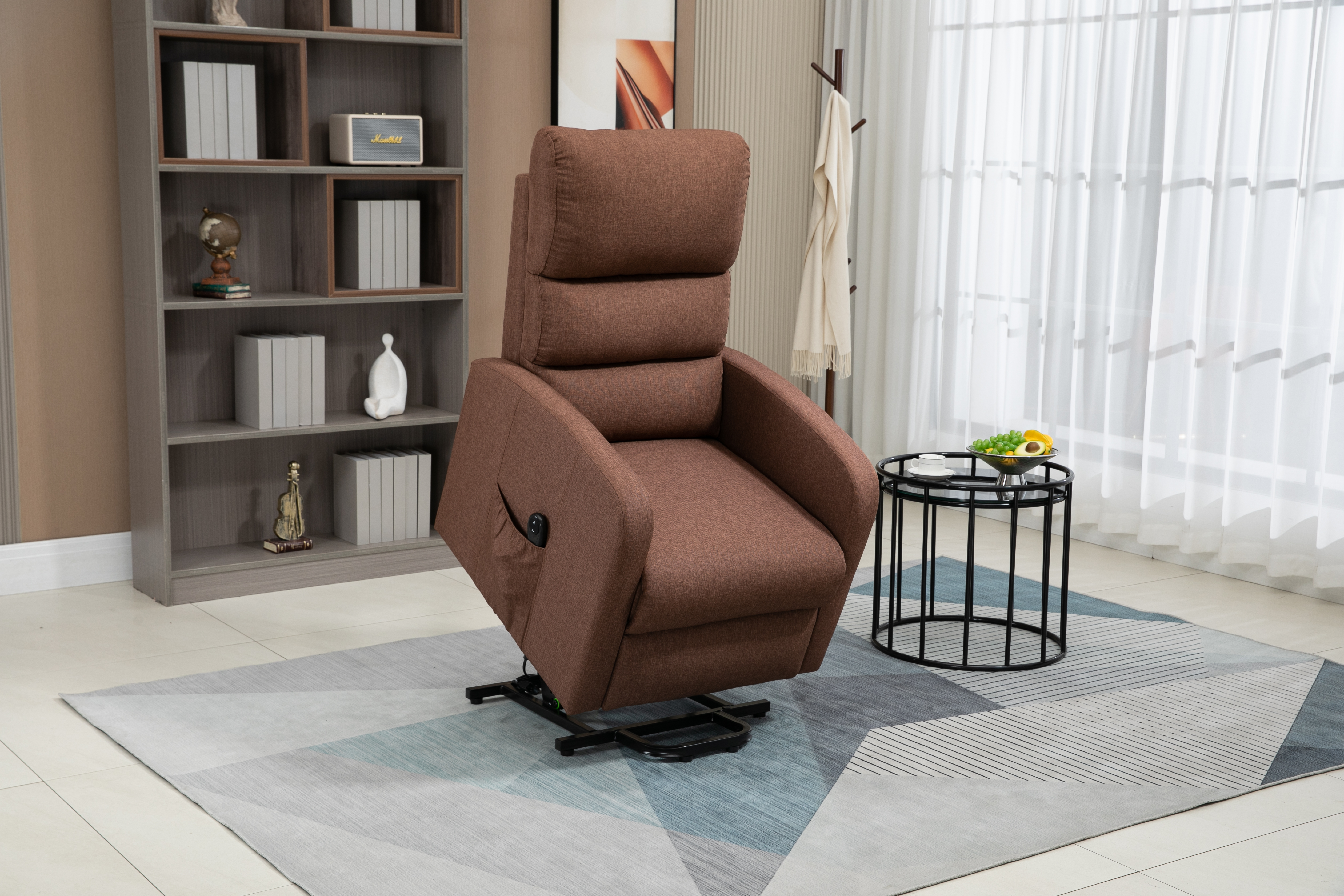 Un sillón reclinable marrón con una persona sentada, junto a una mesa auxiliar y una estantería.