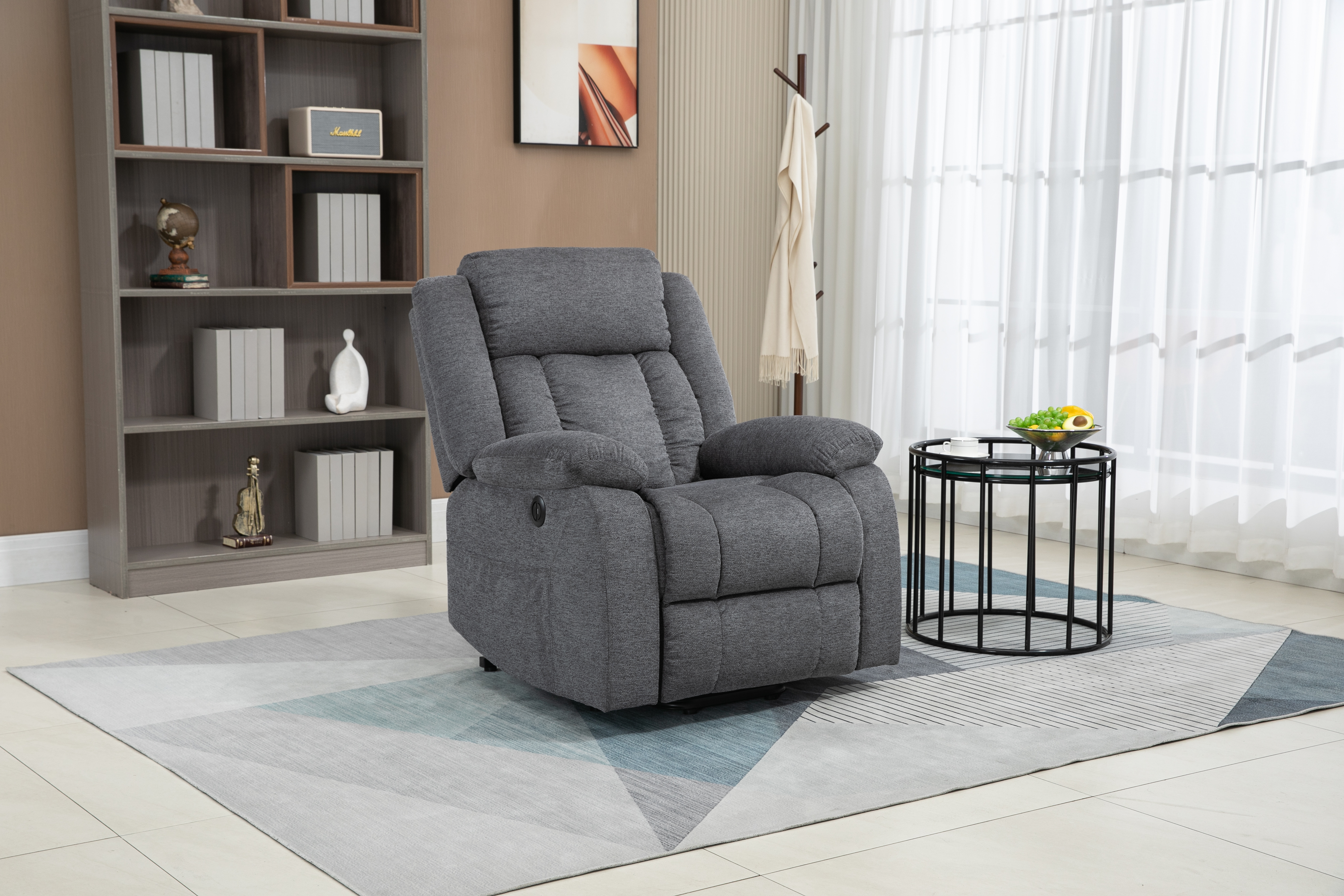 Una silla reclinable gris en un salón.