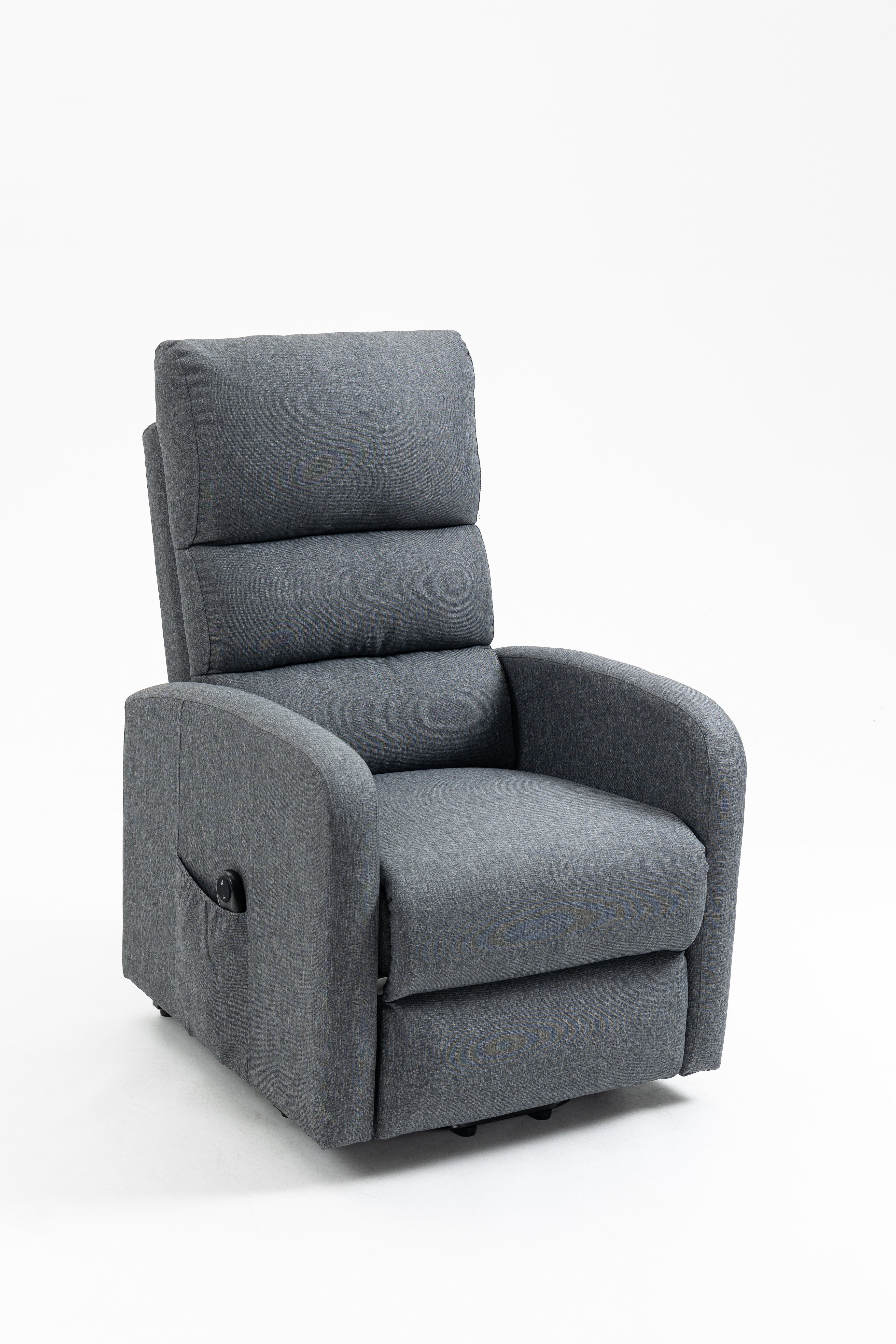 Una silla reclinable gris sobre un fondo blanco, que proporciona comodidad y relajación.