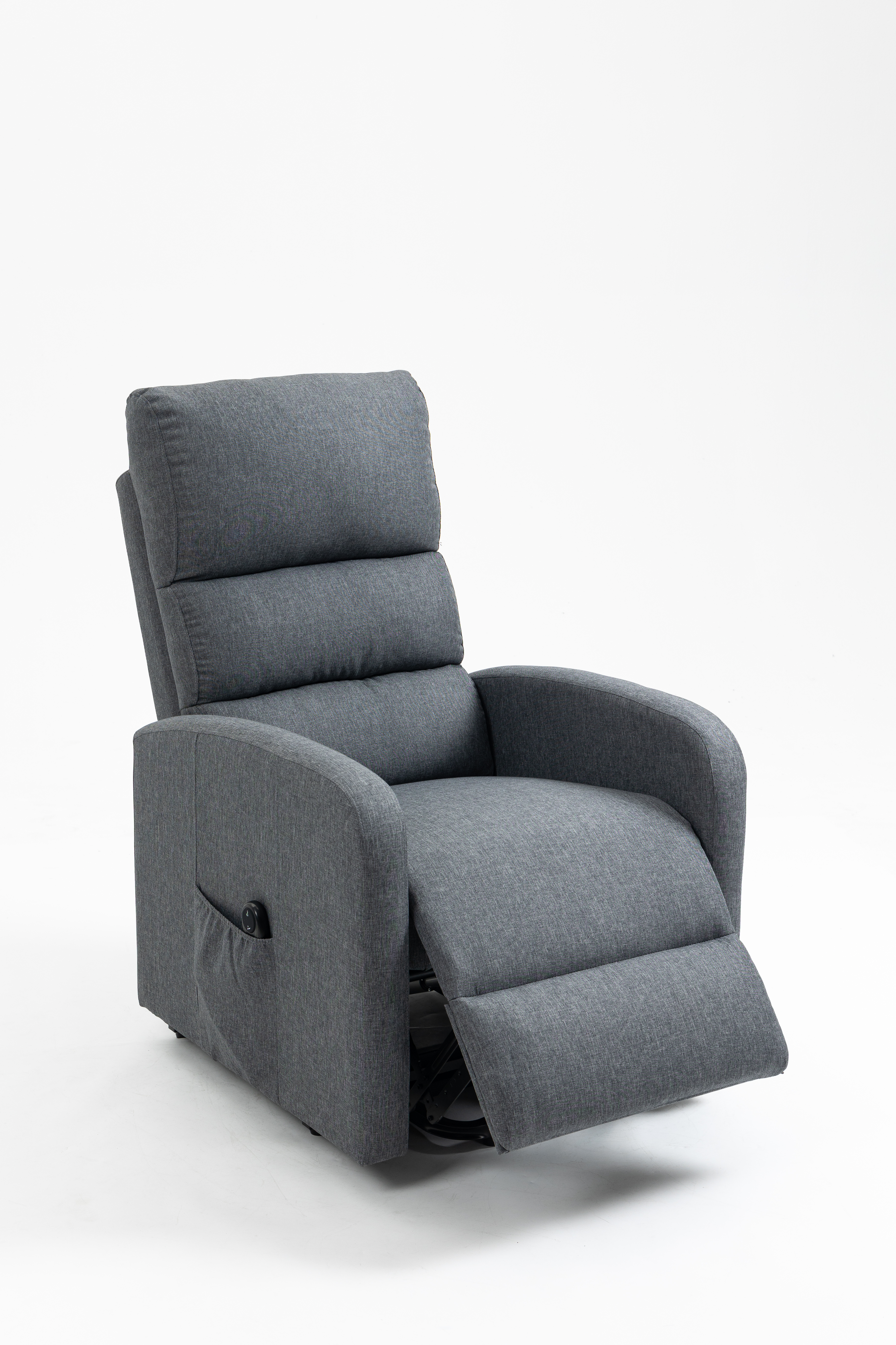 Una silla reclinable gris con reposacabezas, reposabrazos y un bolsillo lateral. Está sobre un fondo blanco.