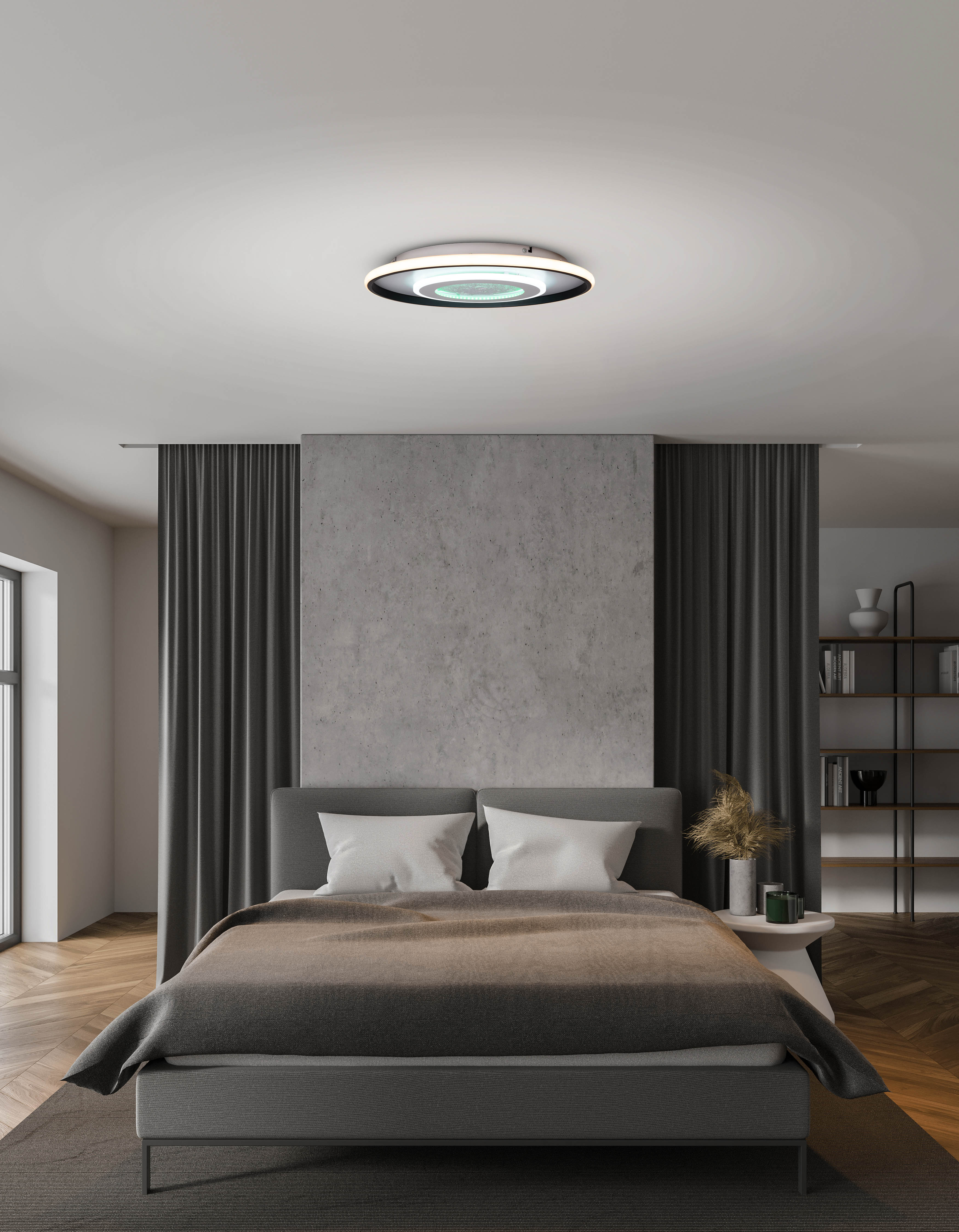Schlafzimmer mit grauem Bett, Vorhängen und dekorativer Deckenleuchte. Holzboden und Beistelltisch mit Vase.