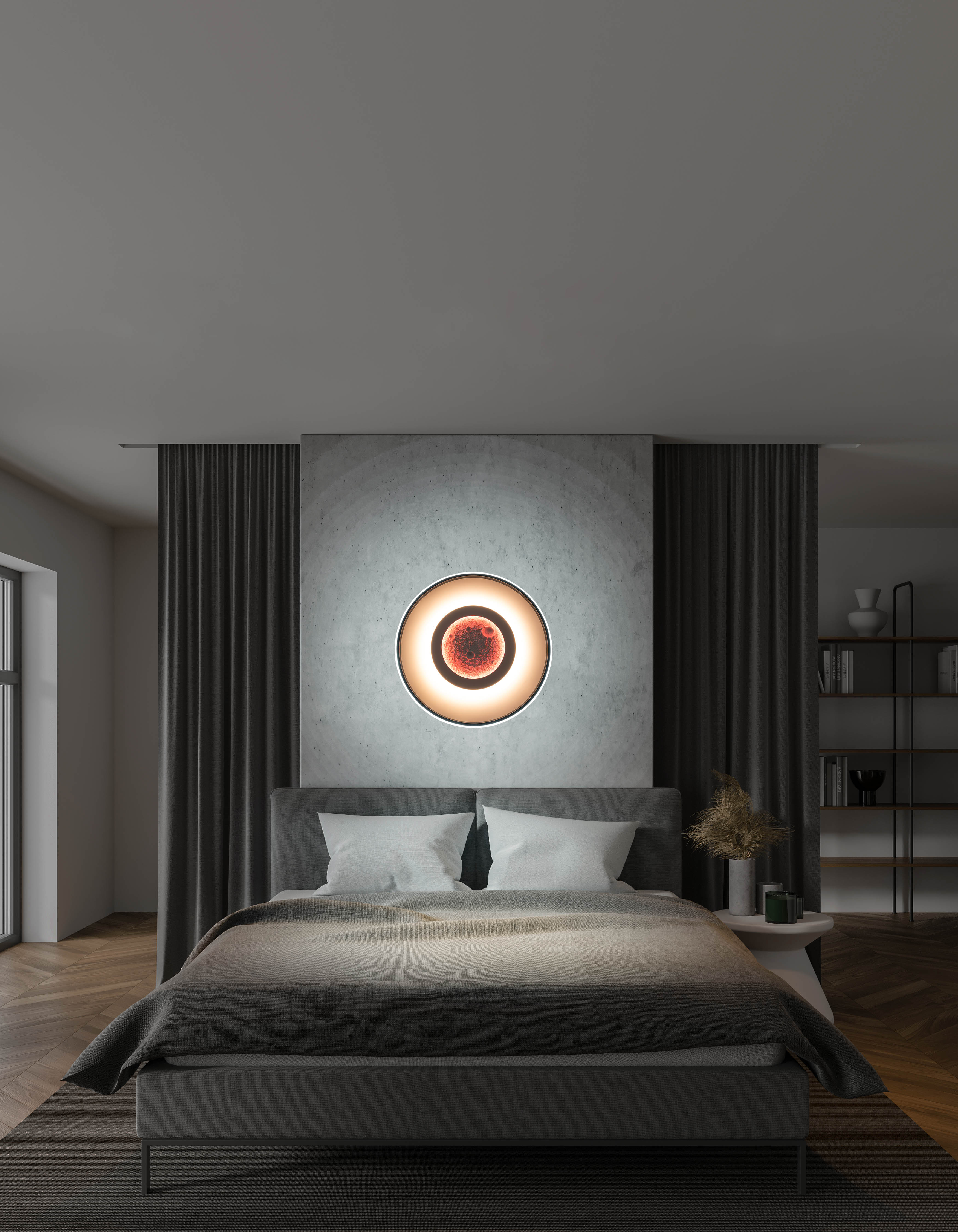 Schlafzimmer mit Bett, Lampe und Vorhängen. Die Lampe ist rund mit roter Mitte.